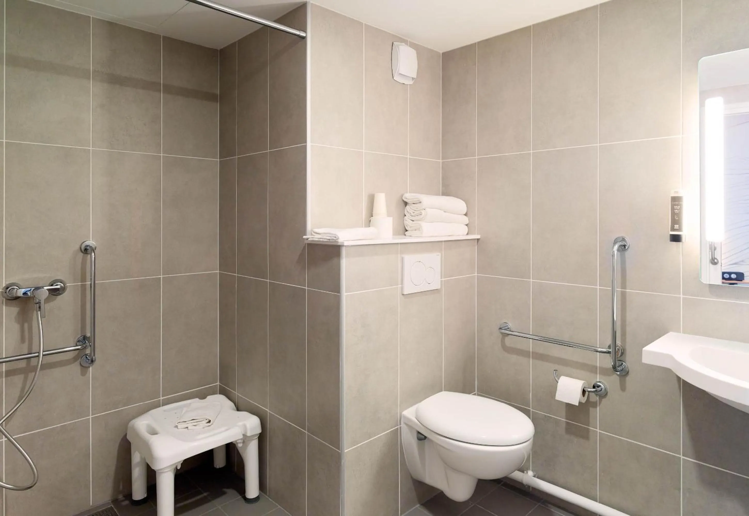 Bathroom in B&B HOTEL Paris Clichy-sous-Bois 3 étoiles