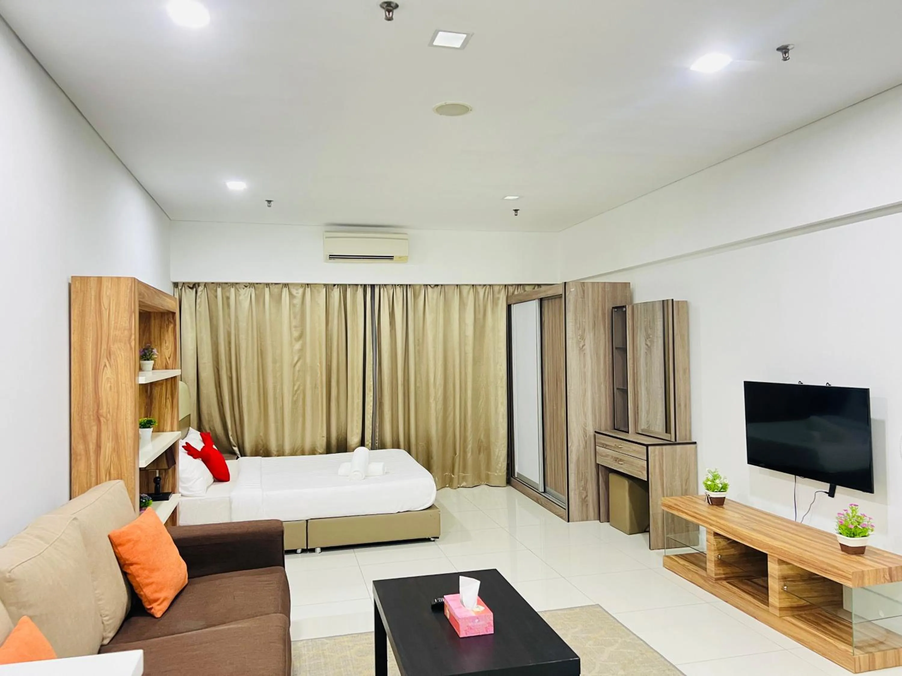 Communal lounge/ TV room in Mercu Summer Suites KLCC By Sweet Home