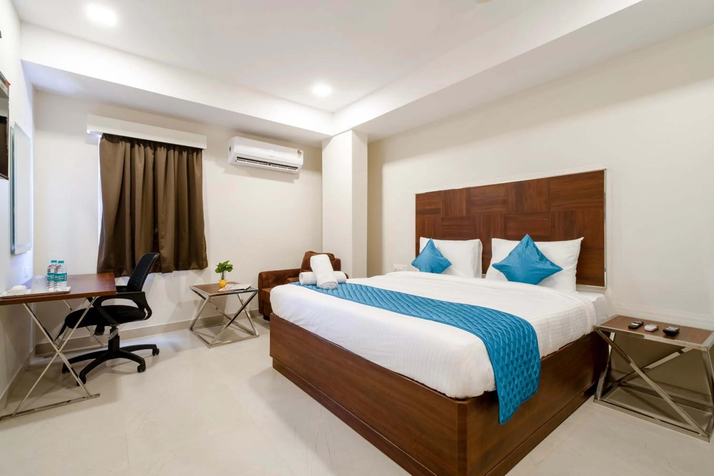 hair dresser, Bed in Monday Hotels Swarnas The Capital
