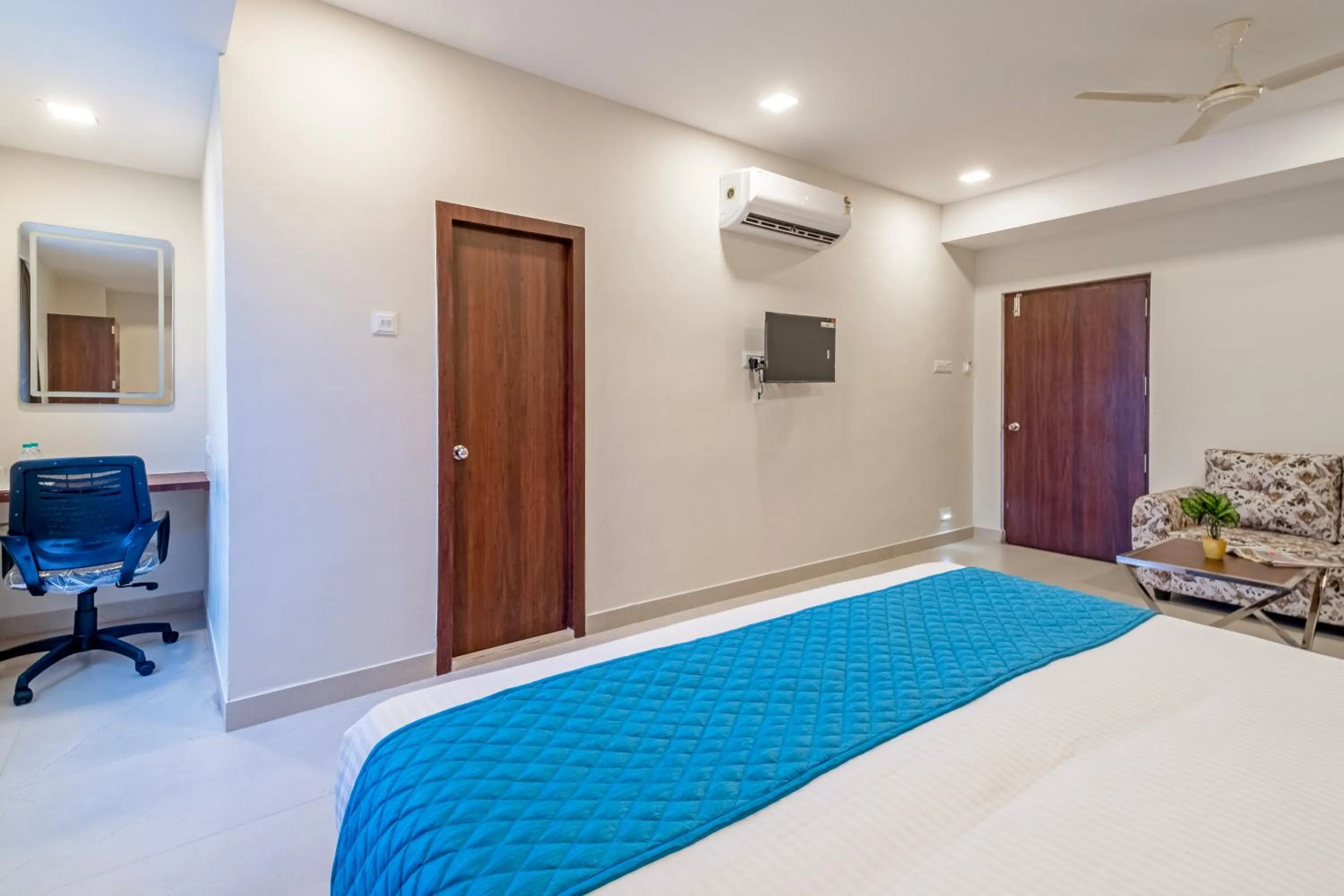 hair dresser, Bed in Monday Hotels Swarnas The Capital