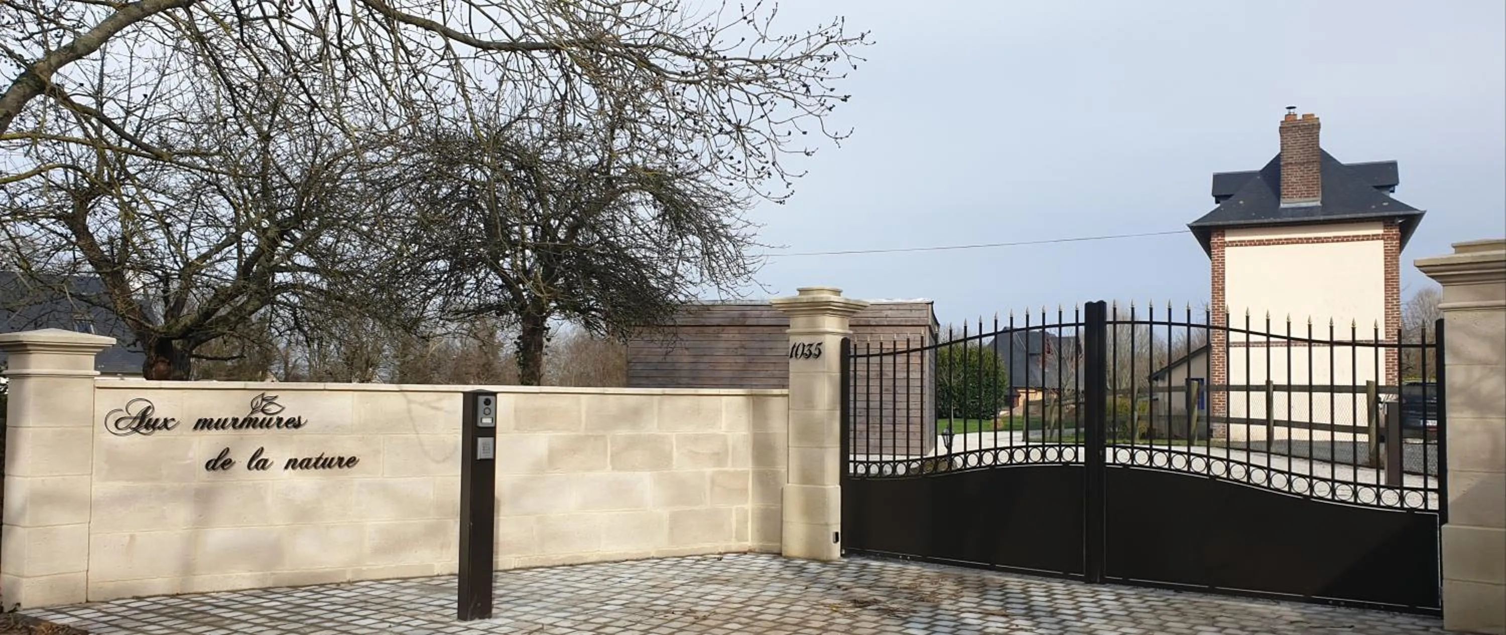 Facade/entrance in Aux murmures de la nature B&B