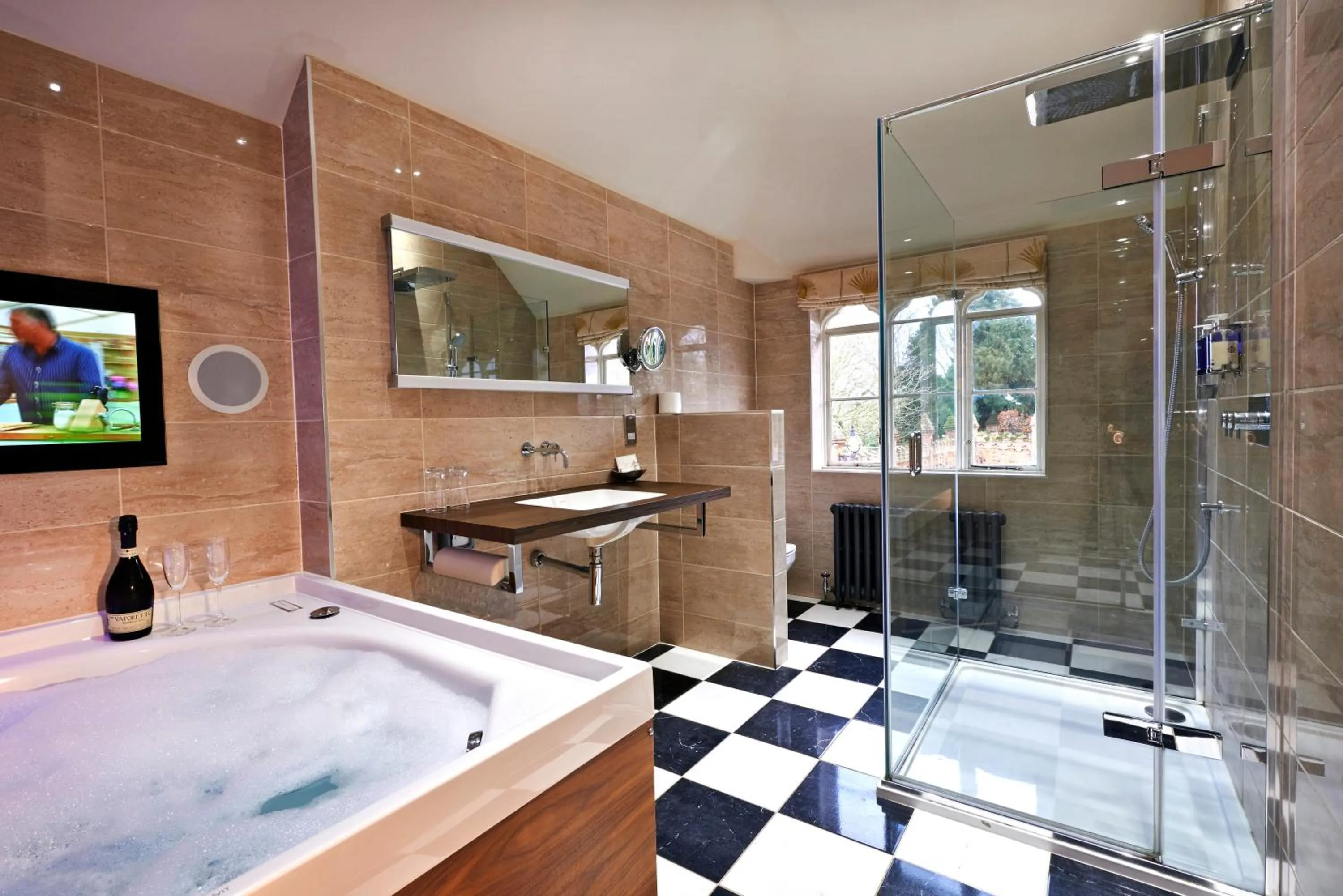 Hot Tub in The Oaksmere