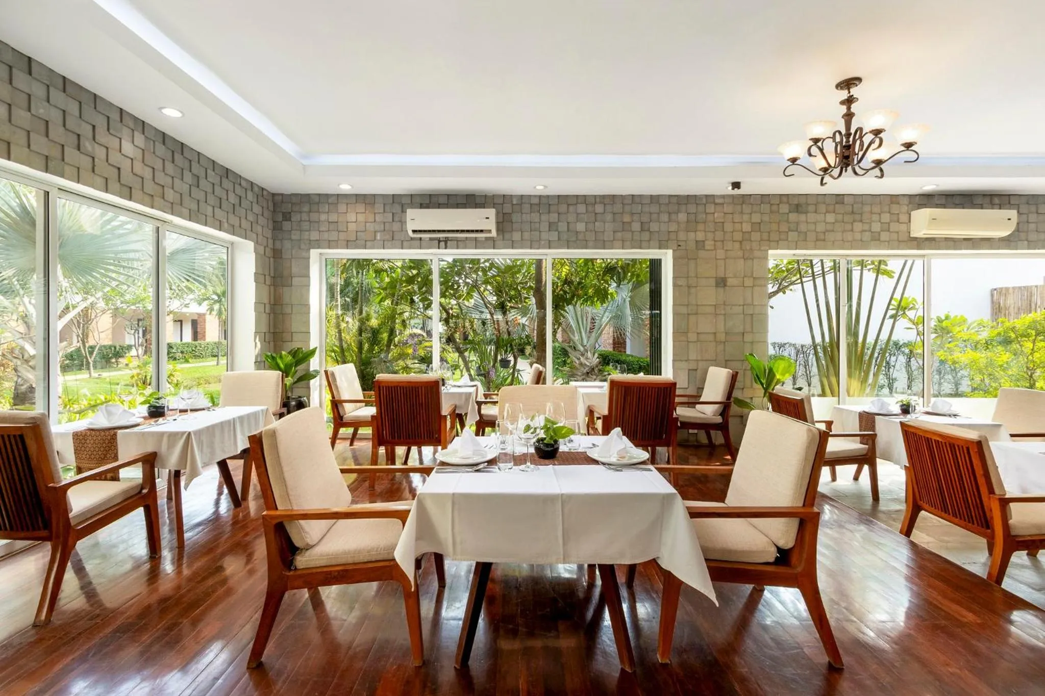 Restaurant/places to eat in Le Mayansa Resort