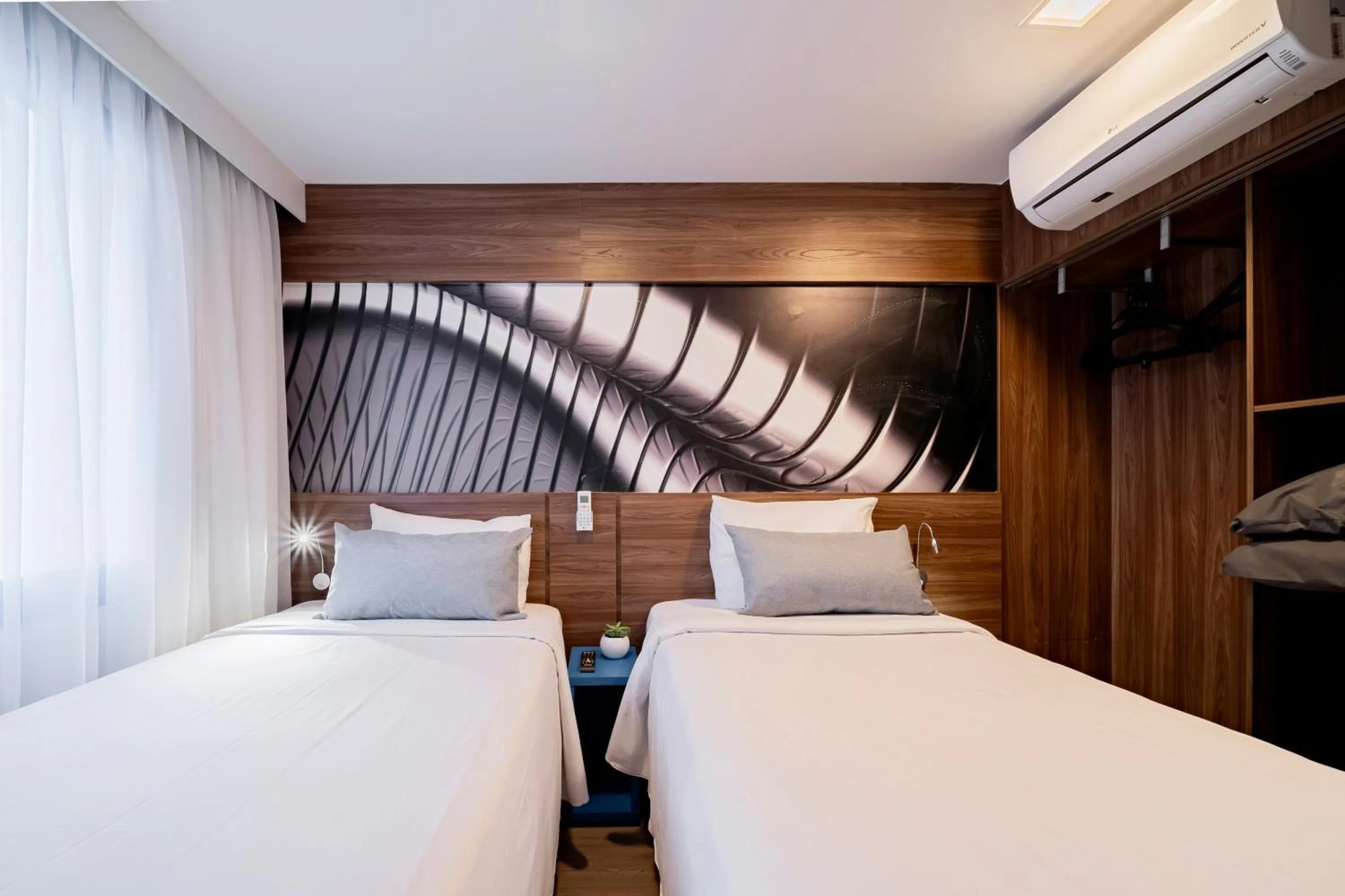 Shower, Bed in Mercure Sao Paulo Moema Times Square