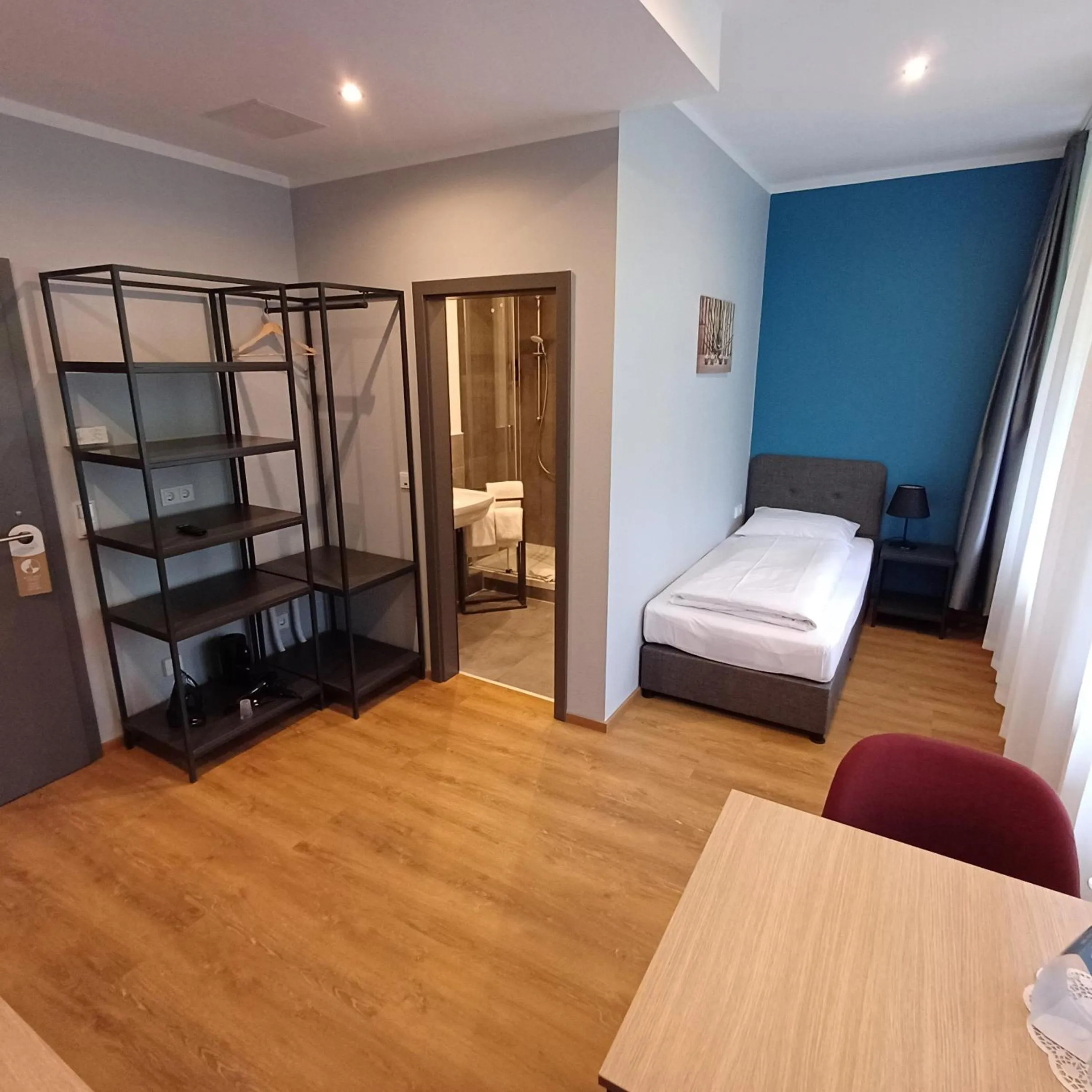 Photo of the whole room, Bed in Trip Inn Hotel Düsseldorf Neuss