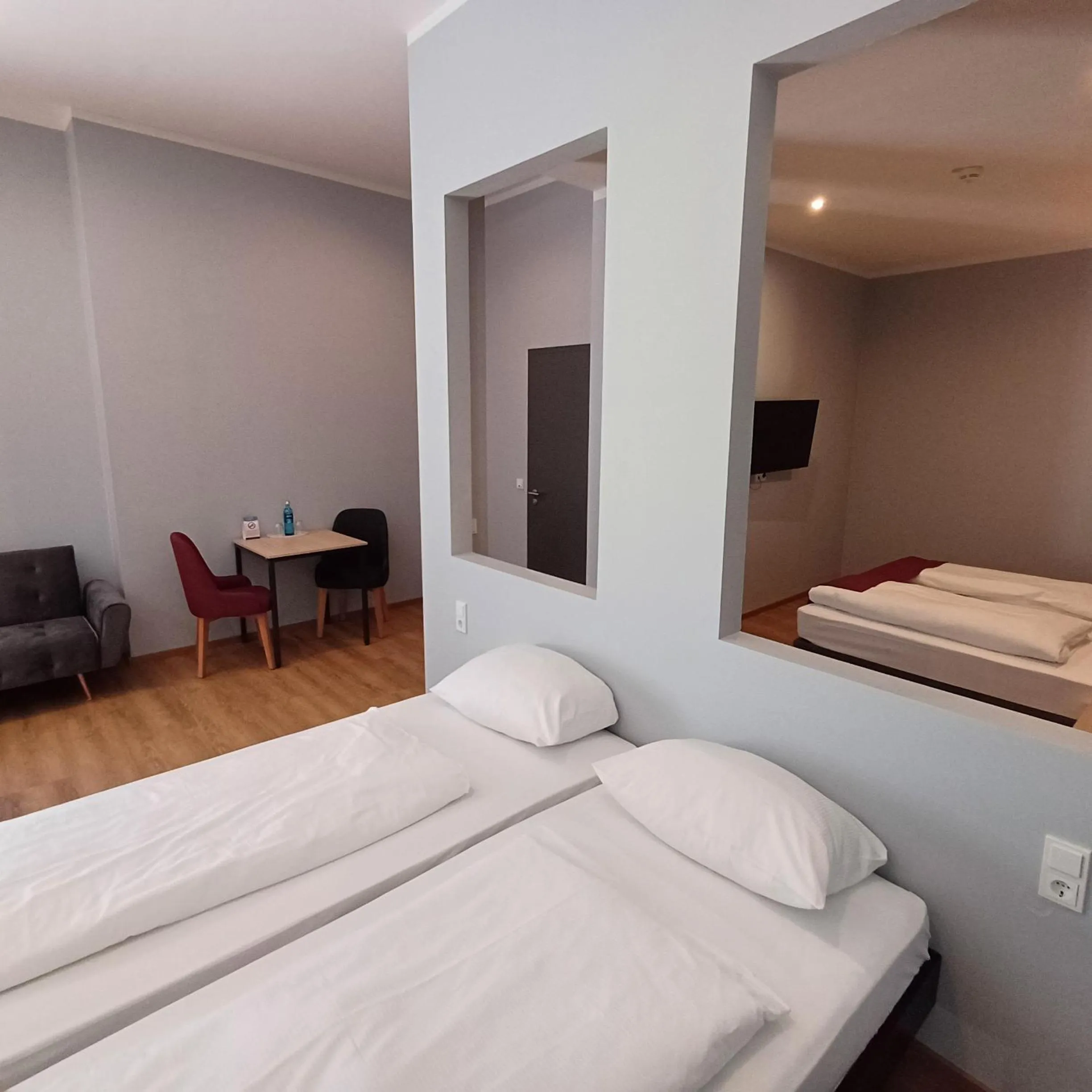 Photo of the whole room, Bed in Trip Inn Hotel Düsseldorf Neuss