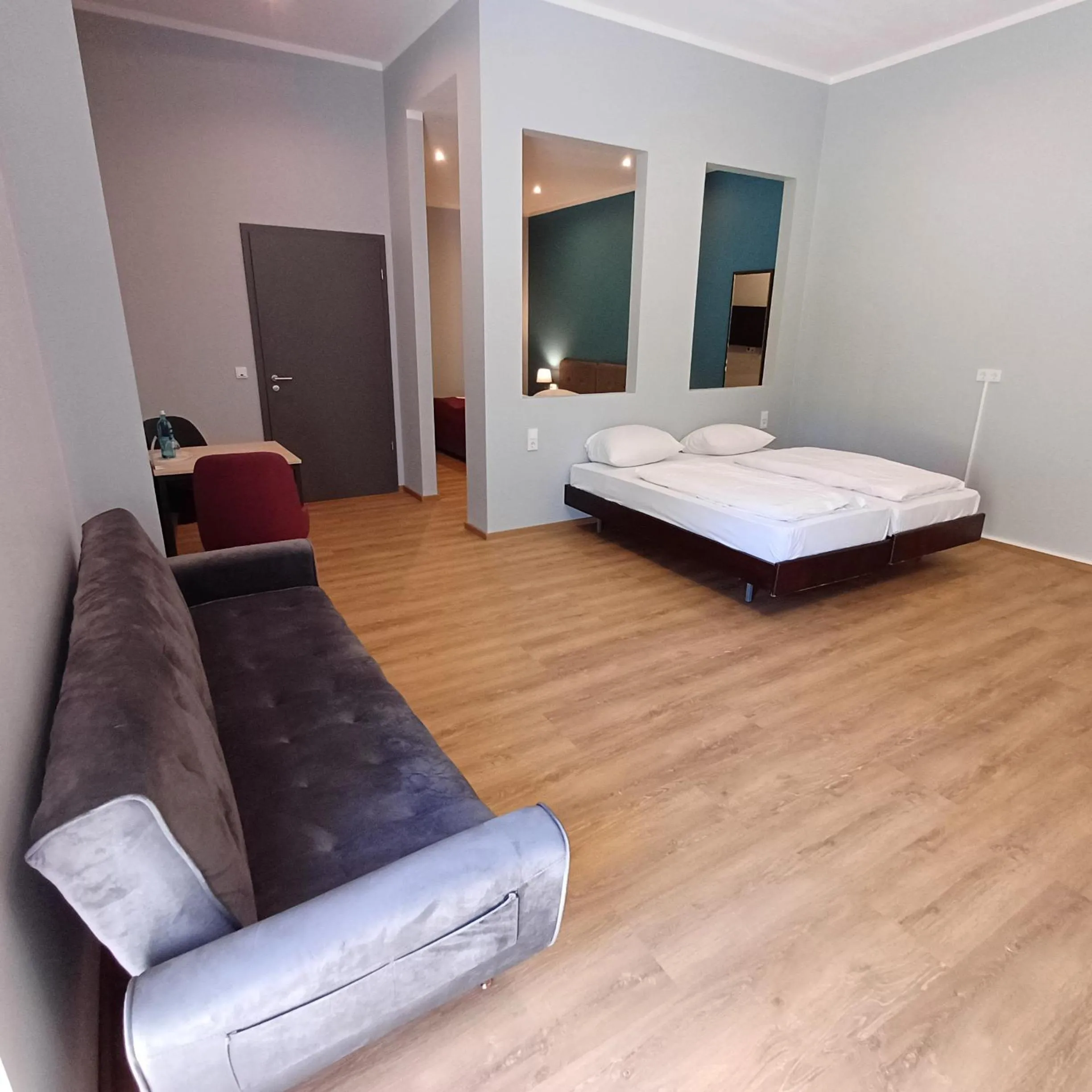 Living room, Bed in Trip Inn Hotel Düsseldorf Neuss