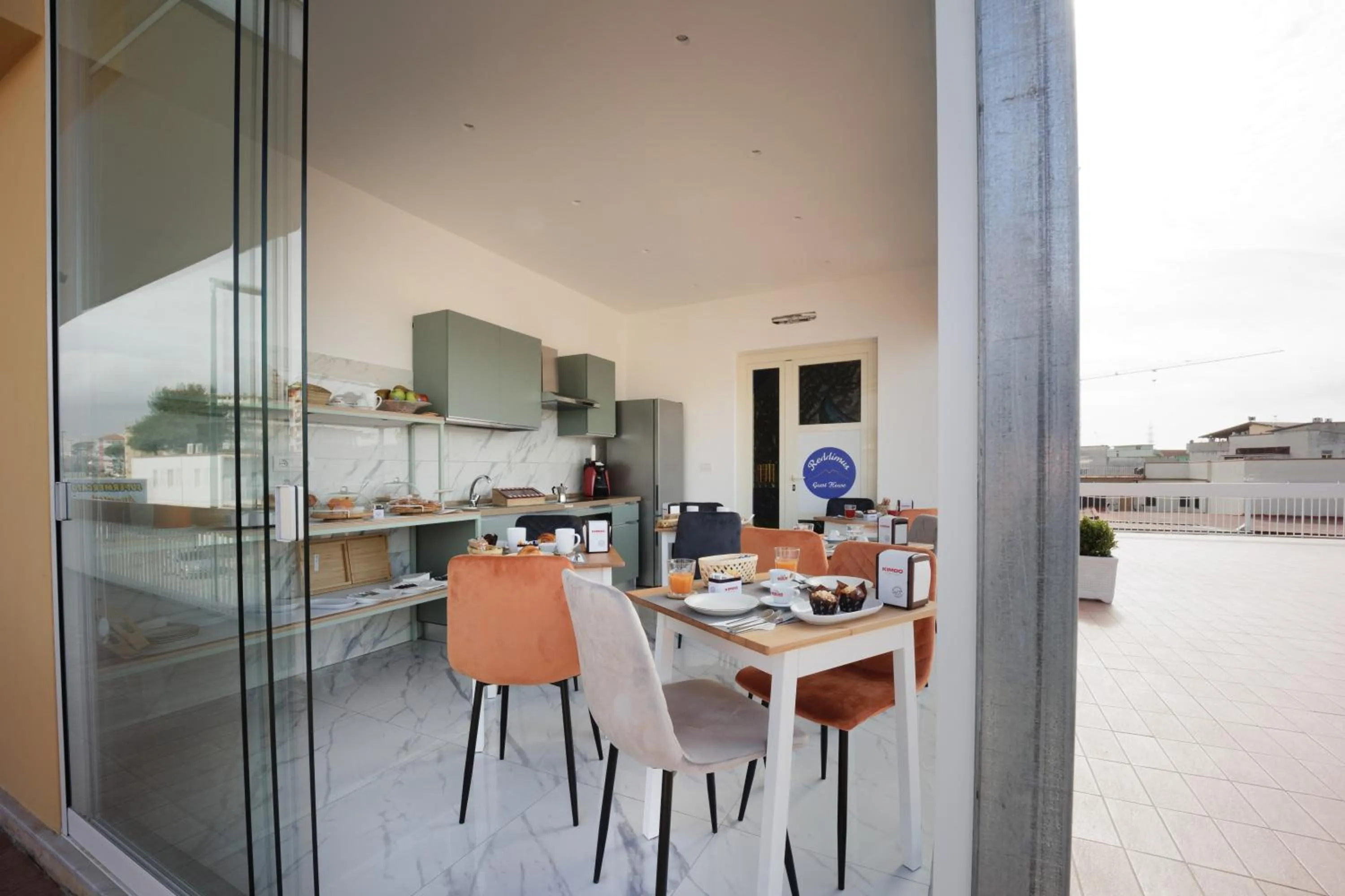 Breakfast in REDDIMUS Guest House