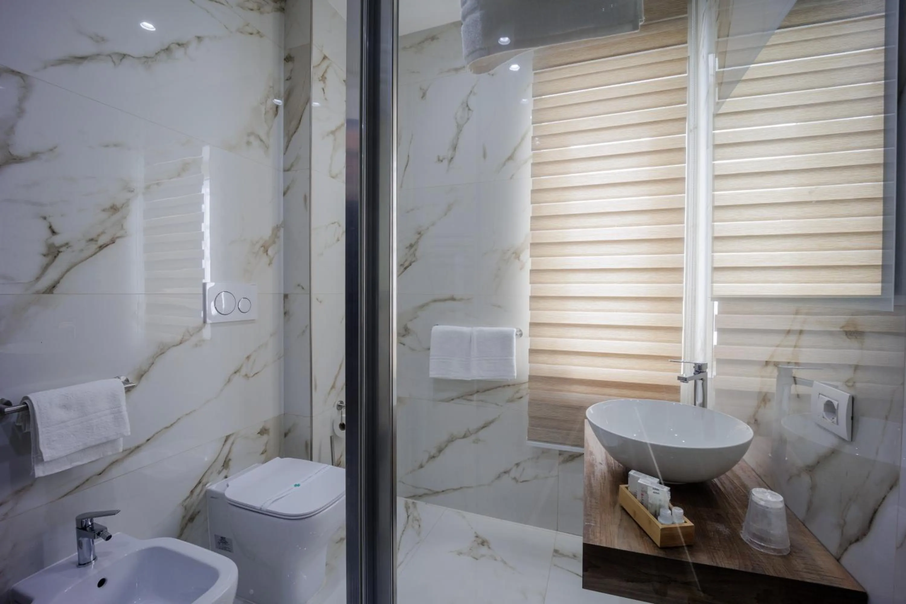 Shower in REDDIMUS Guest House