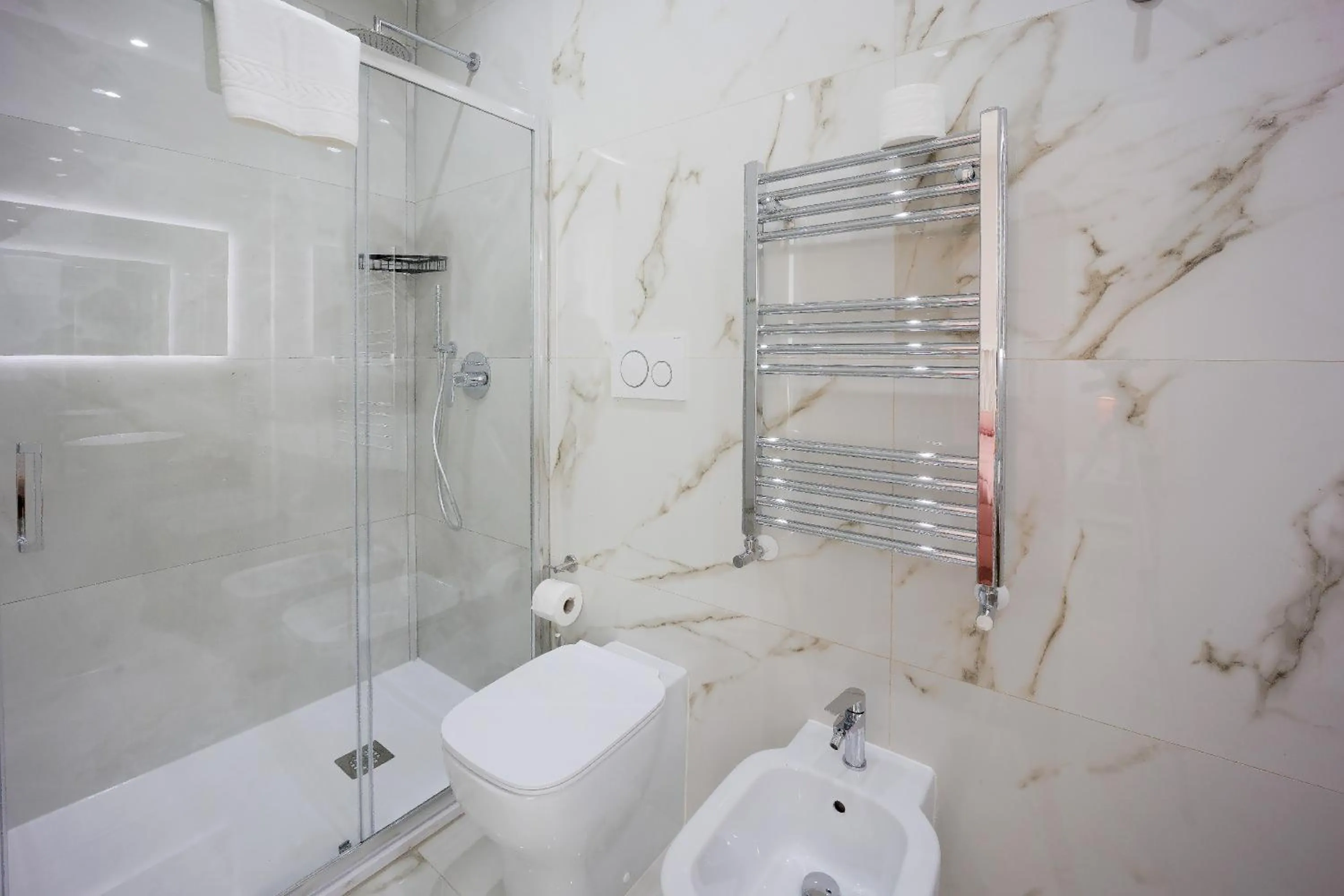 Shower in REDDIMUS Guest House