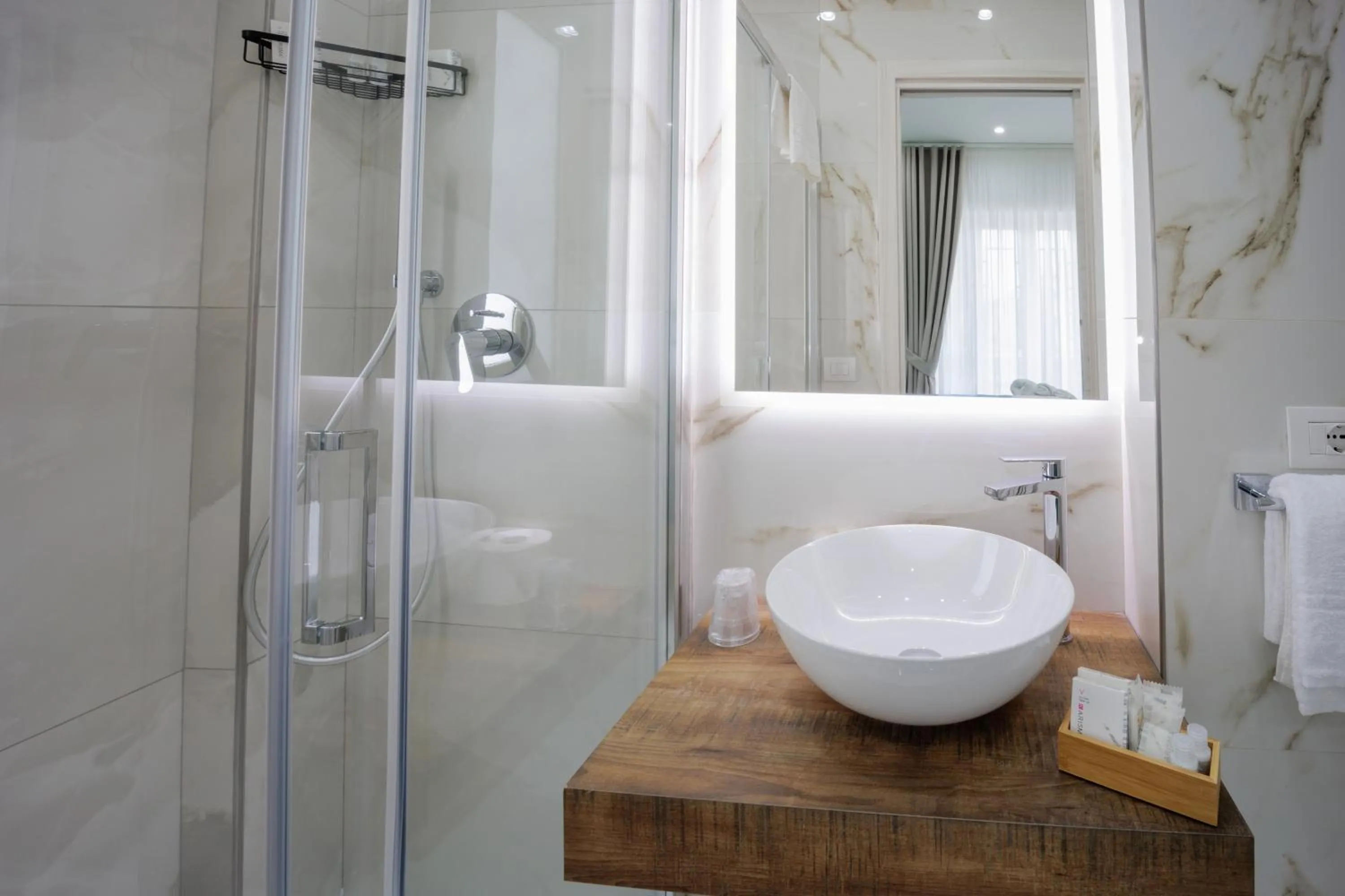 Shower in REDDIMUS Guest House