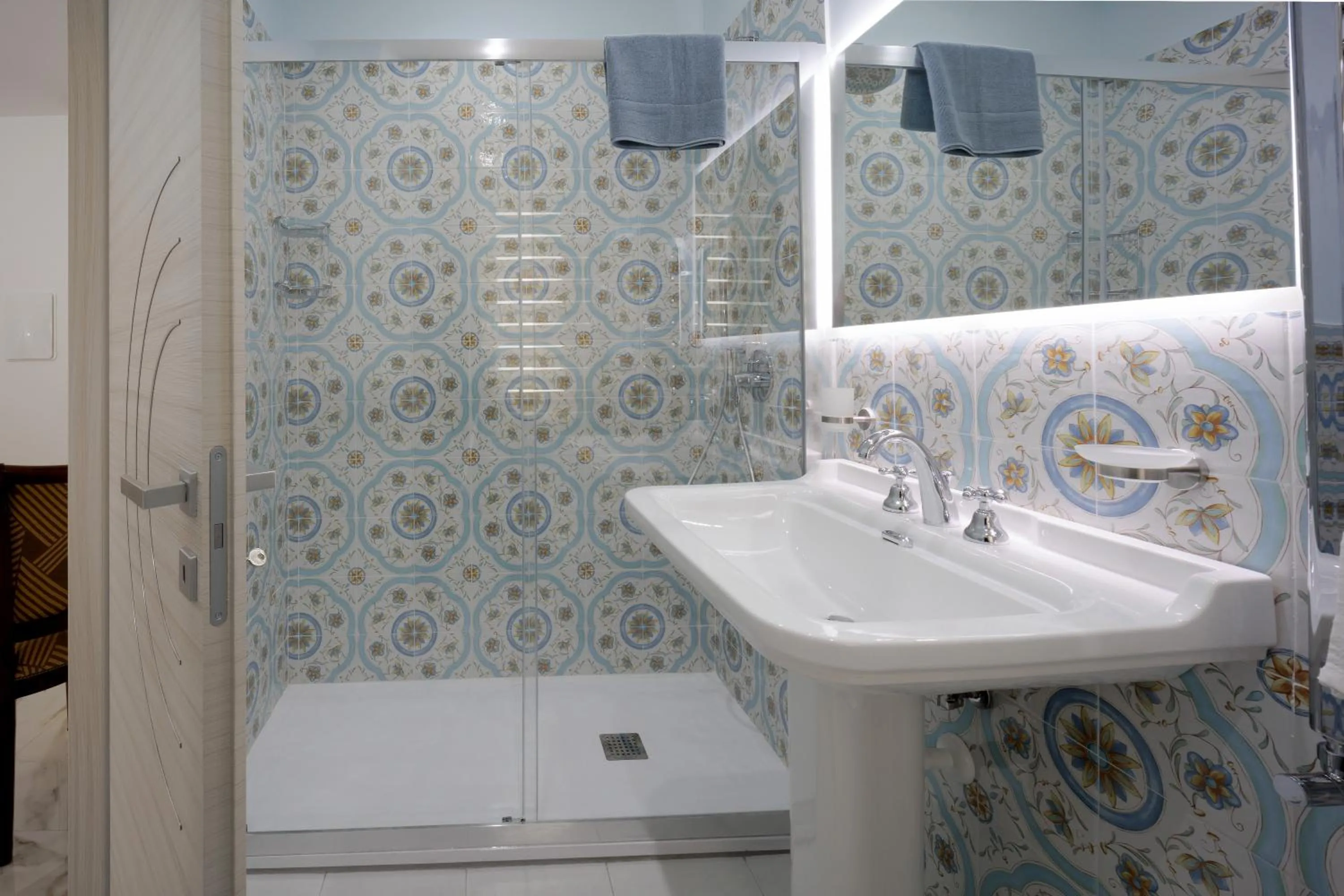 Shower in REDDIMUS Guest House