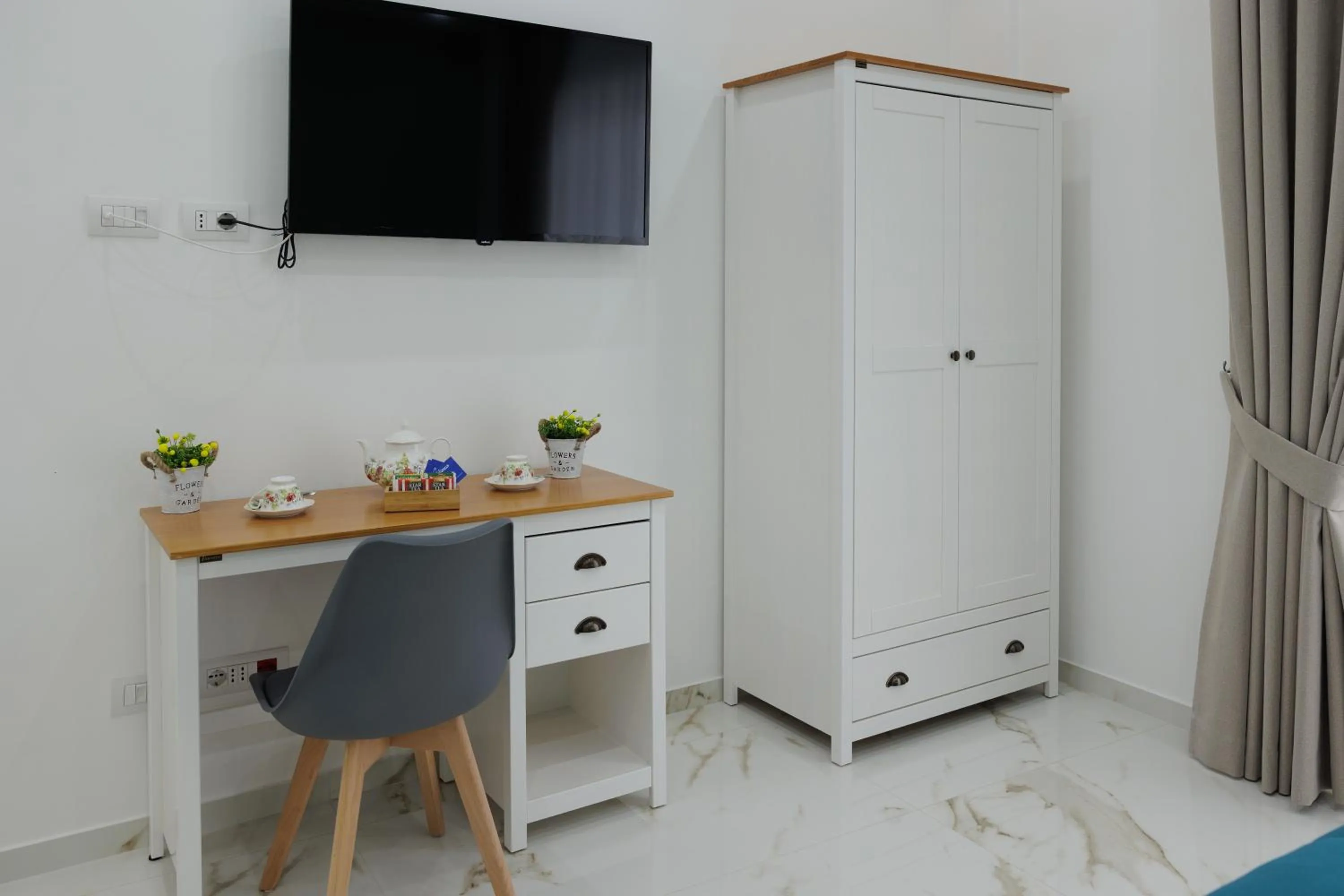 hair dresser in REDDIMUS Guest House