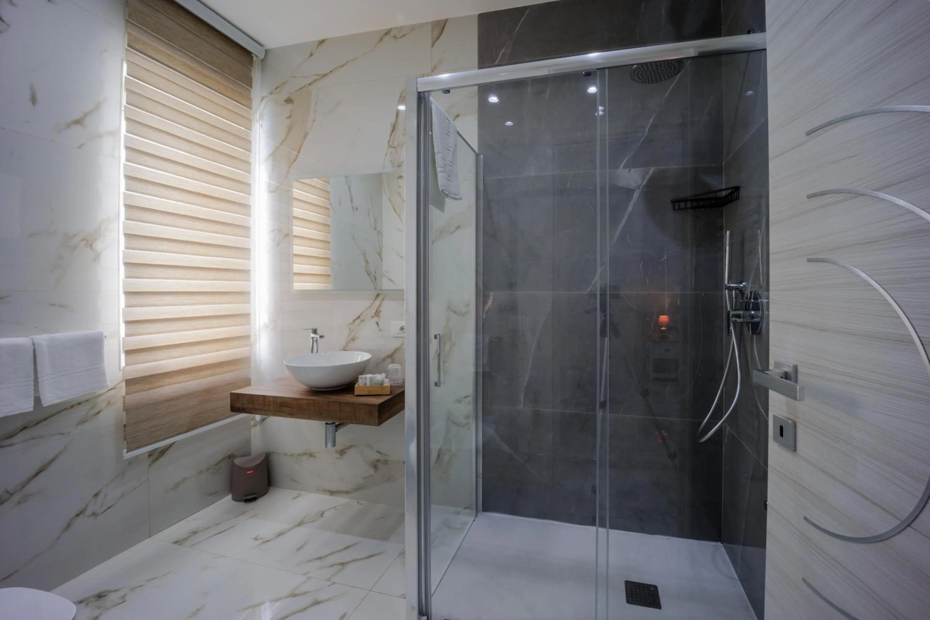 Shower in REDDIMUS Guest House