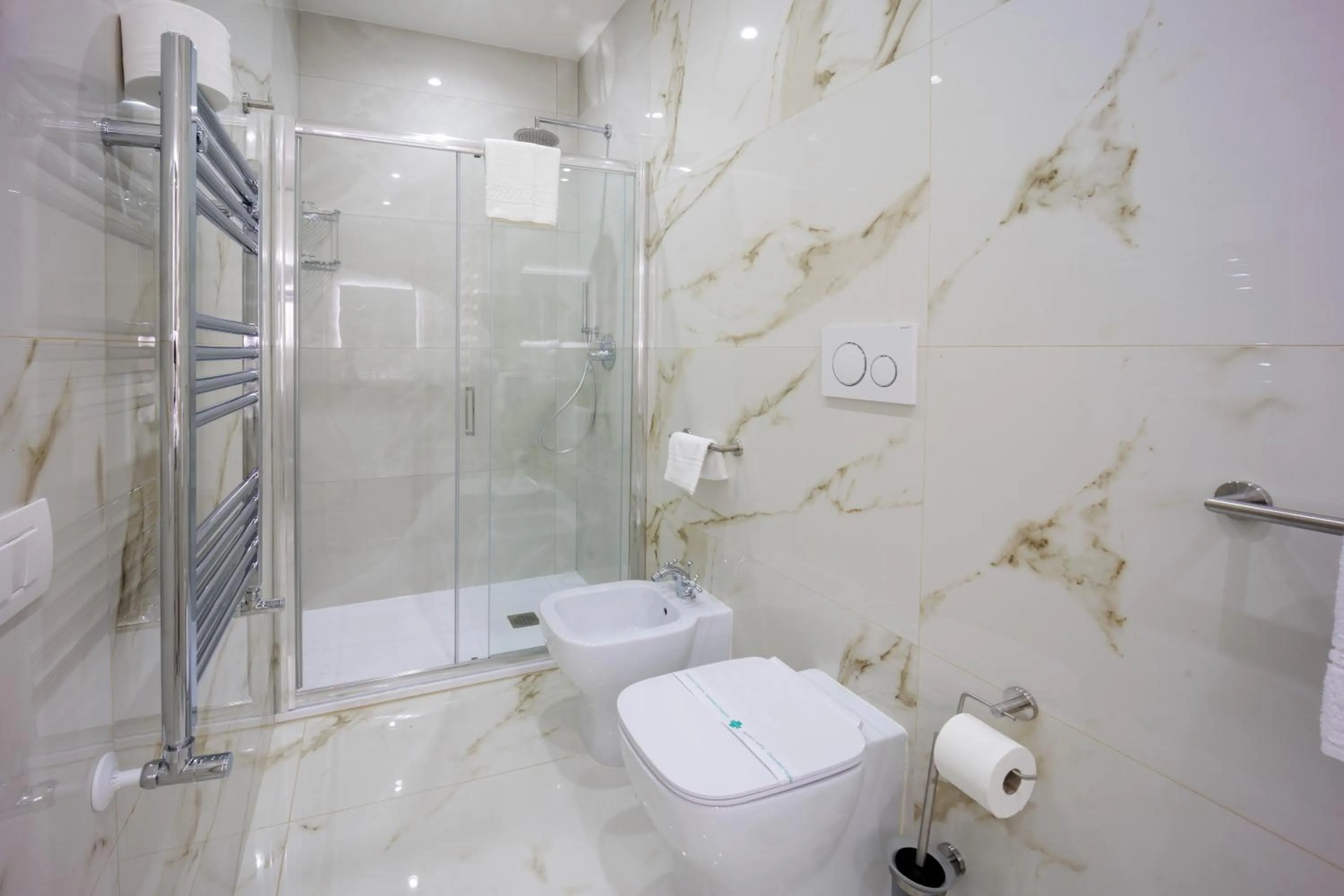 Shower in REDDIMUS Guest House