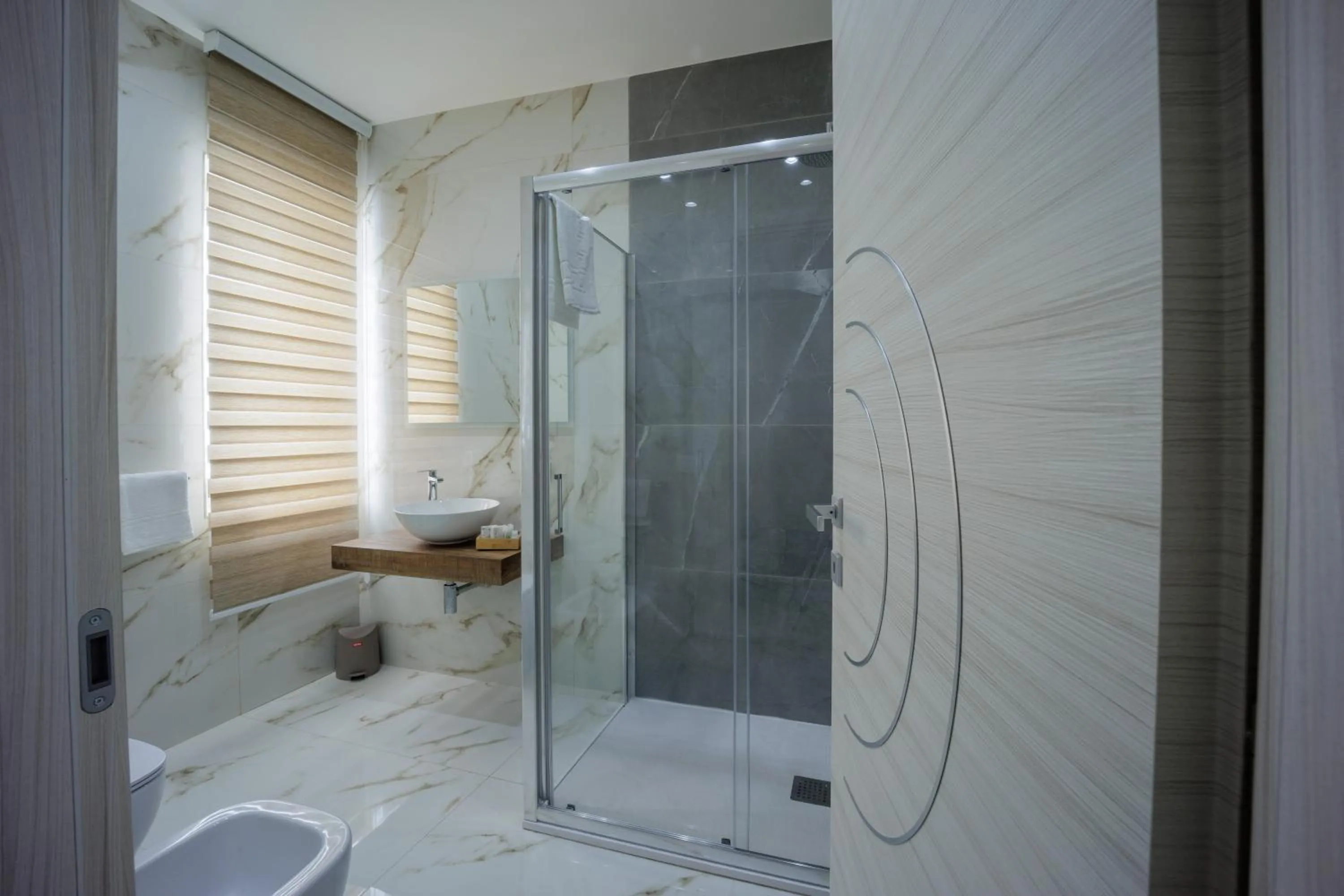 Shower in REDDIMUS Guest House