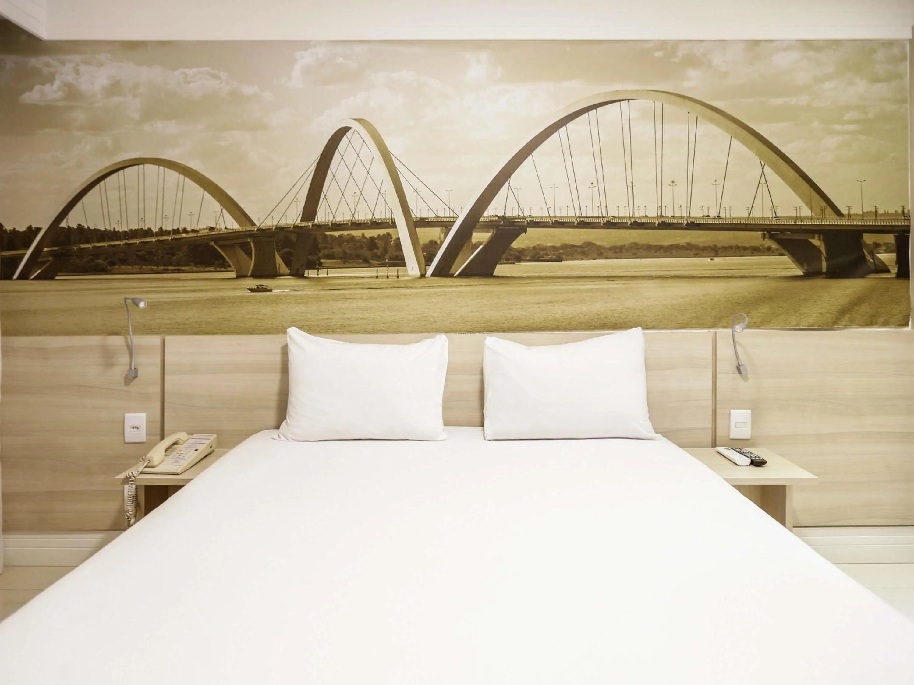 Property building, Bed in Mercure Brasilia Lider