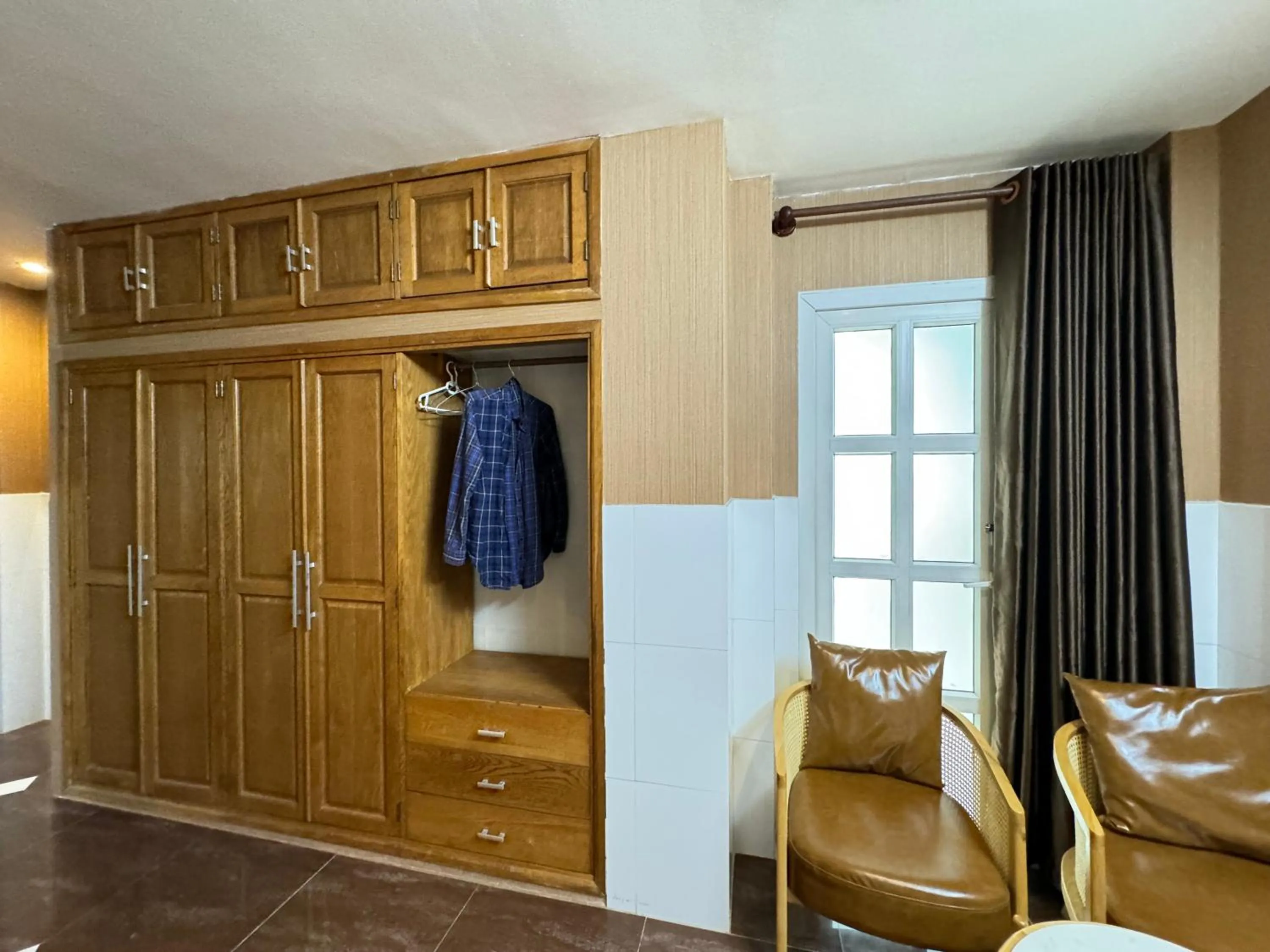 wardrobe in Sài Gòn Hotel Bình Tân