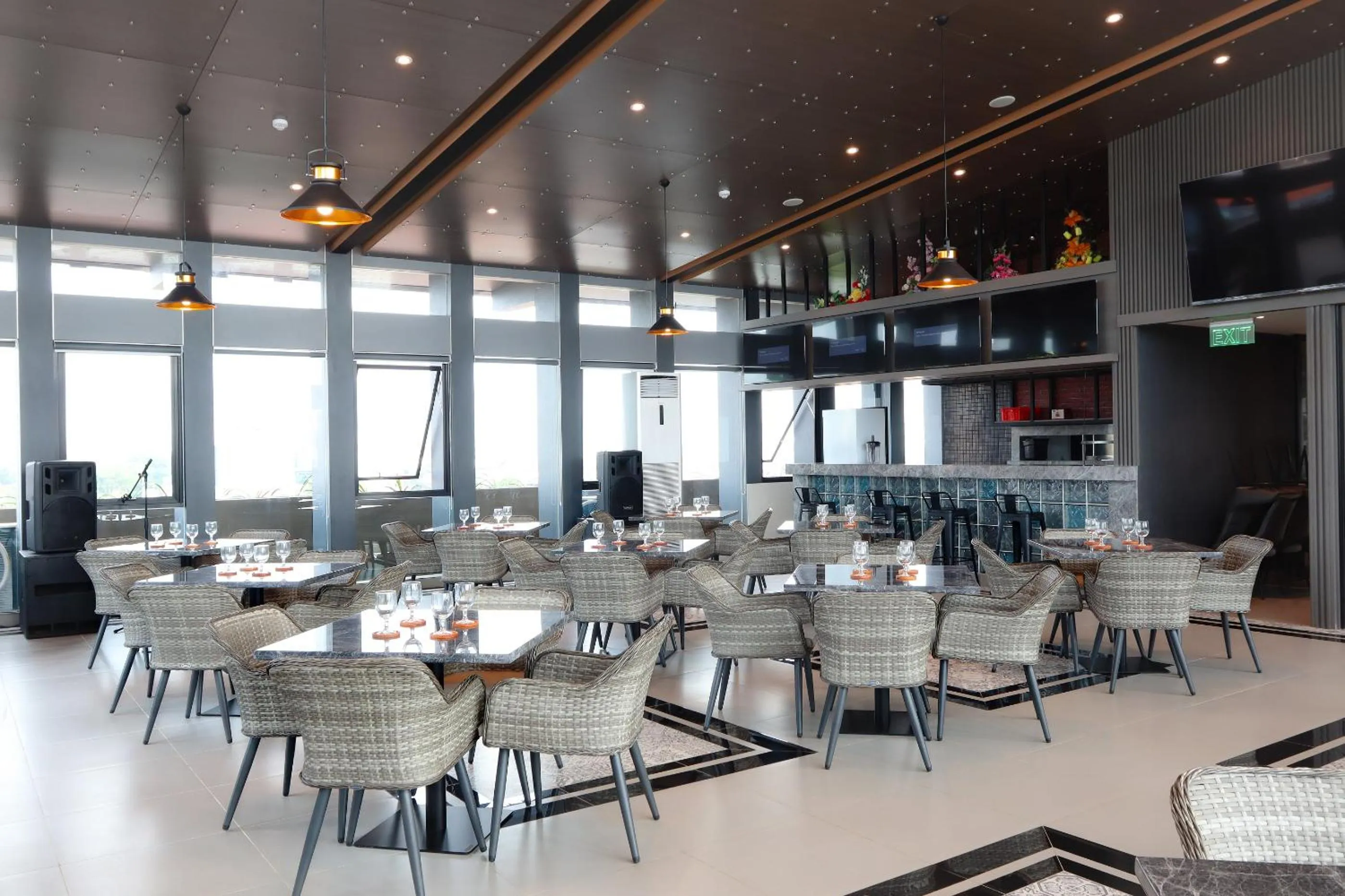 Restaurant/places to eat in Eno Front One Hotel Semarang