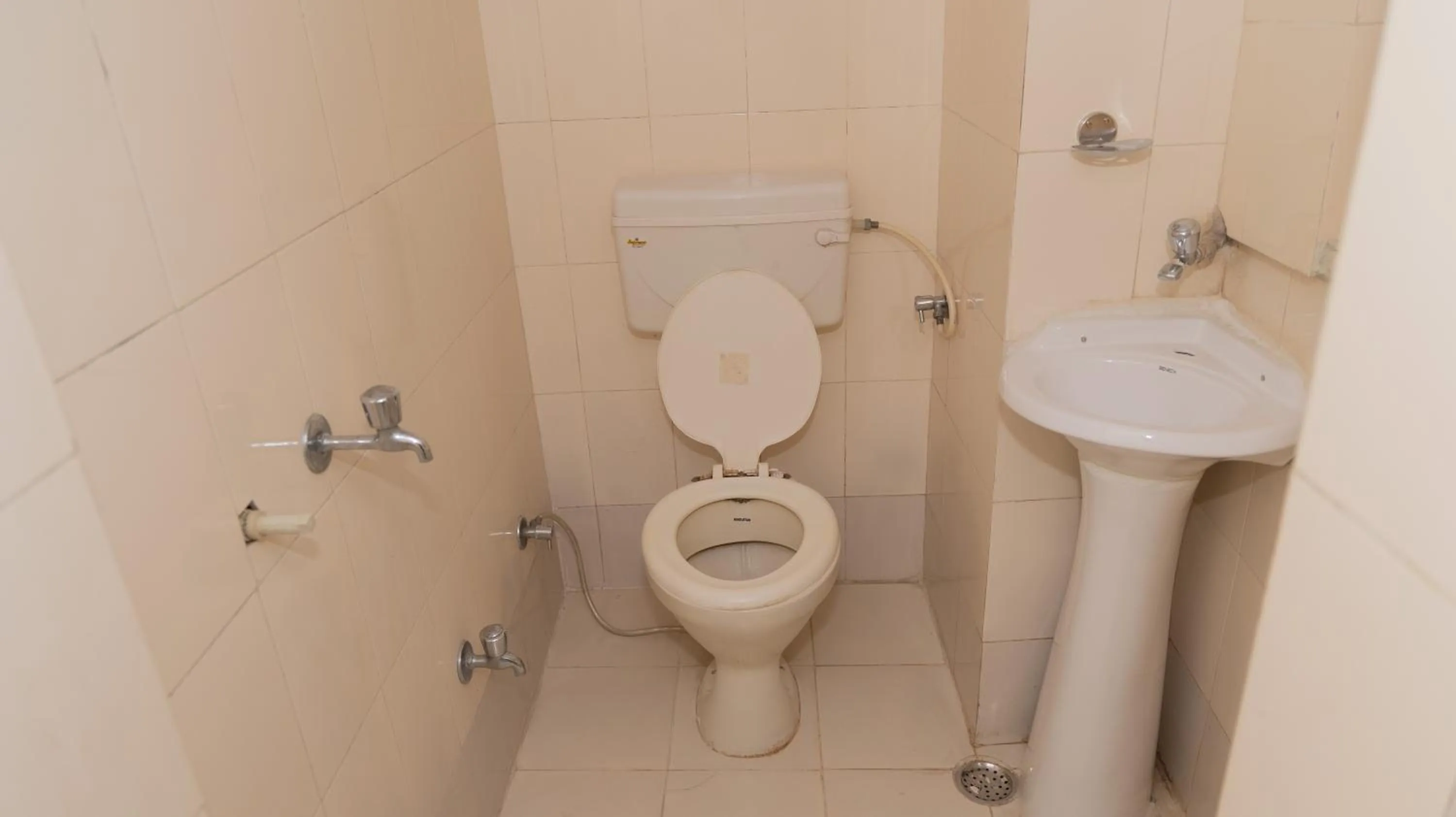 Shower in Homestay Urmil Basant