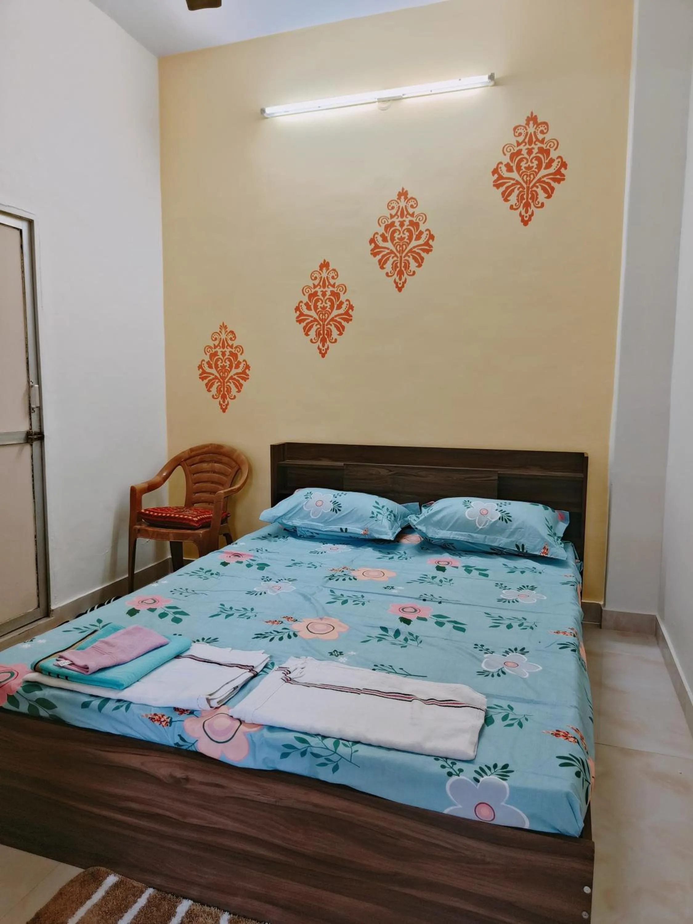 Photo of the whole room, Bed in Homestay Urmil Basant