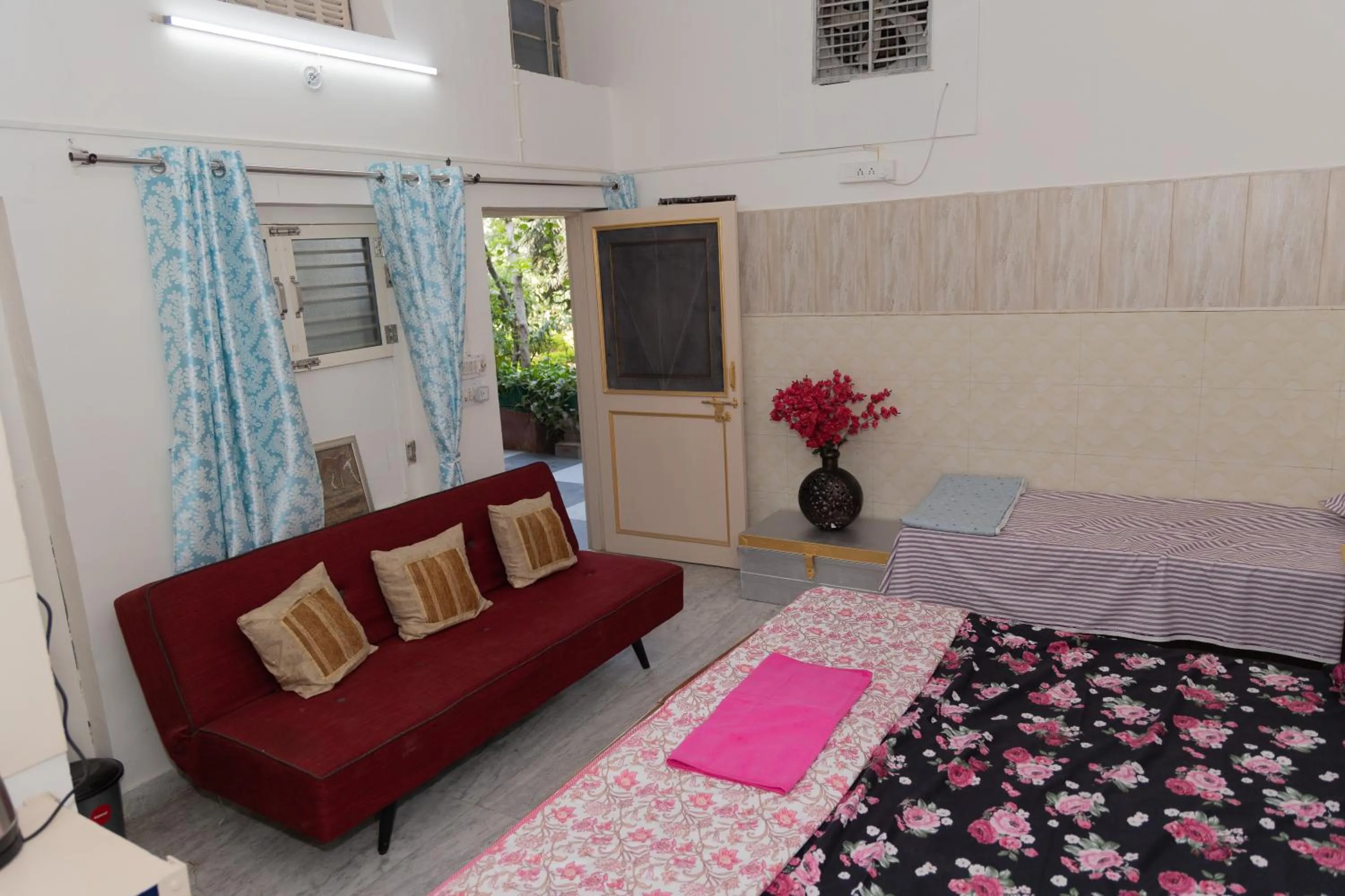 Living room, Bed in Homestay Urmil Basant