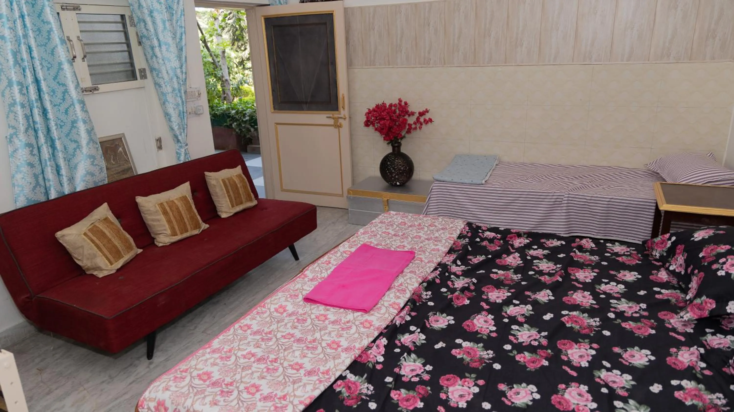 Living room, Bed in Homestay Urmil Basant