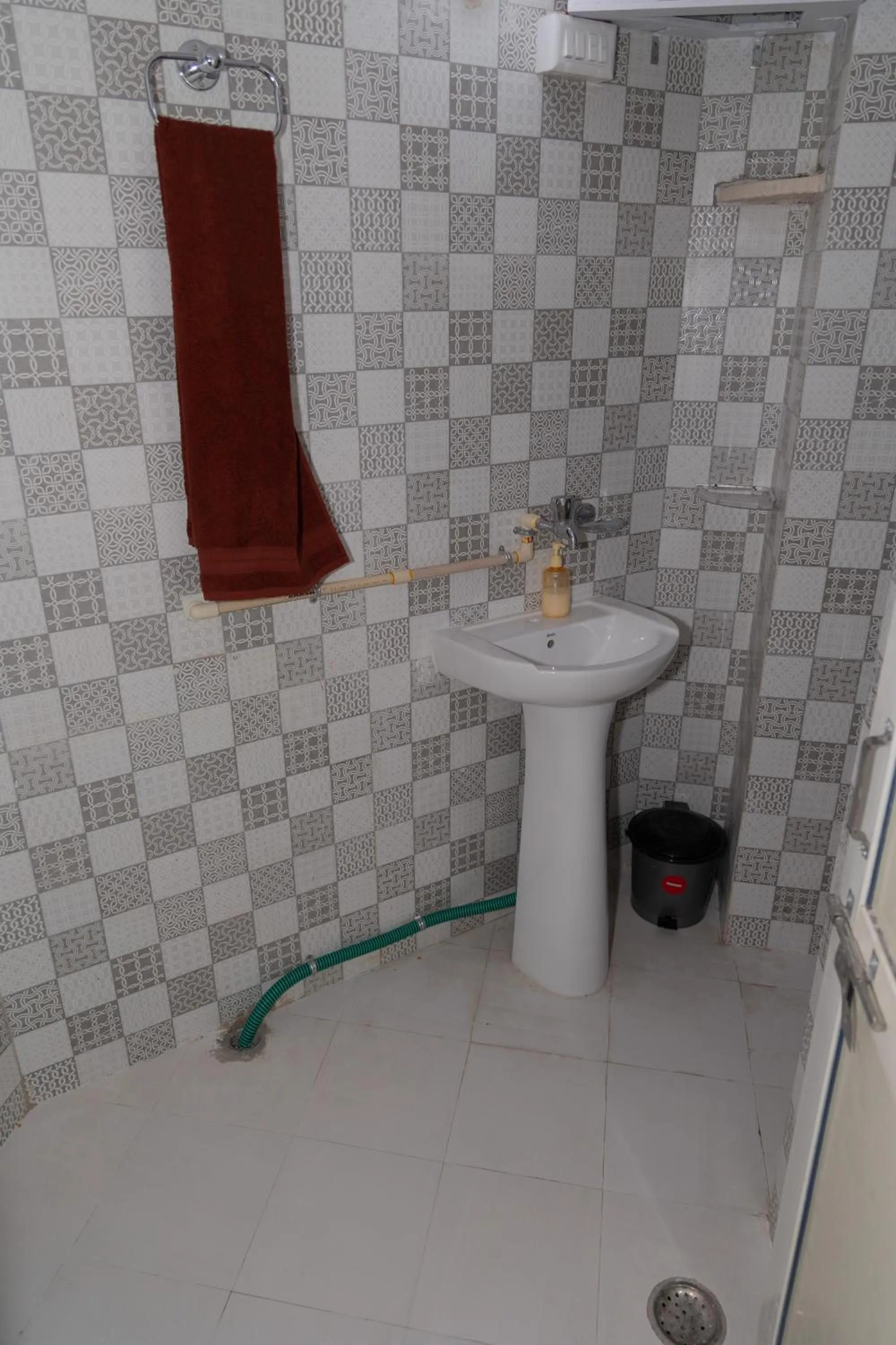 Shower in Homestay Urmil Basant