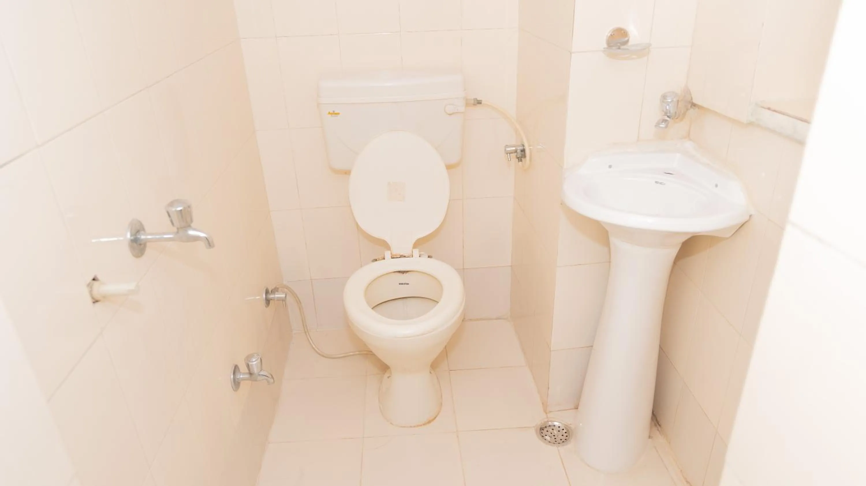 Shower in Homestay Urmil Basant