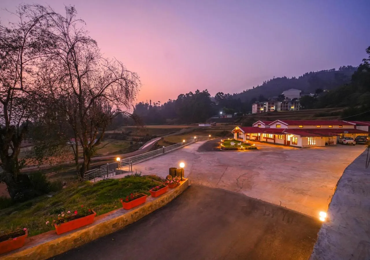 Garden in Lauriston Ooty Town Heritage Bungalow by VOYE HOMES