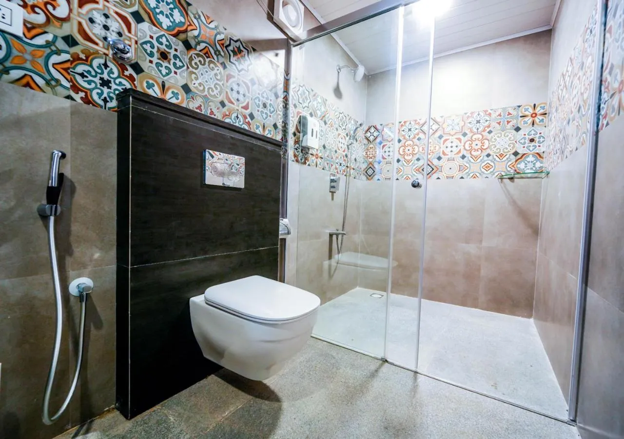 Bathroom in Lauriston Ooty Town Heritage Bungalow by VOYE HOMES