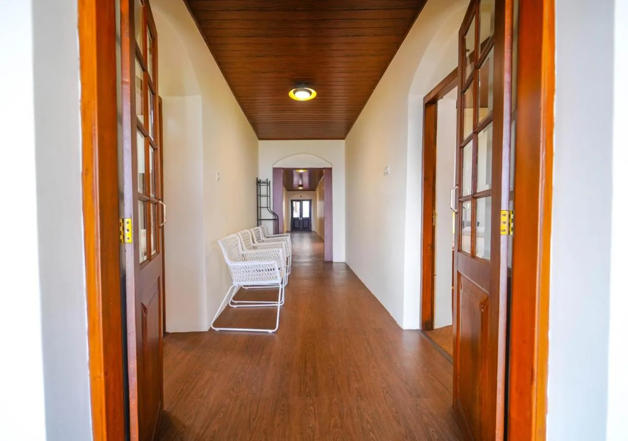 Living room in Lauriston Ooty Town Heritage Bungalow by VOYE HOMES