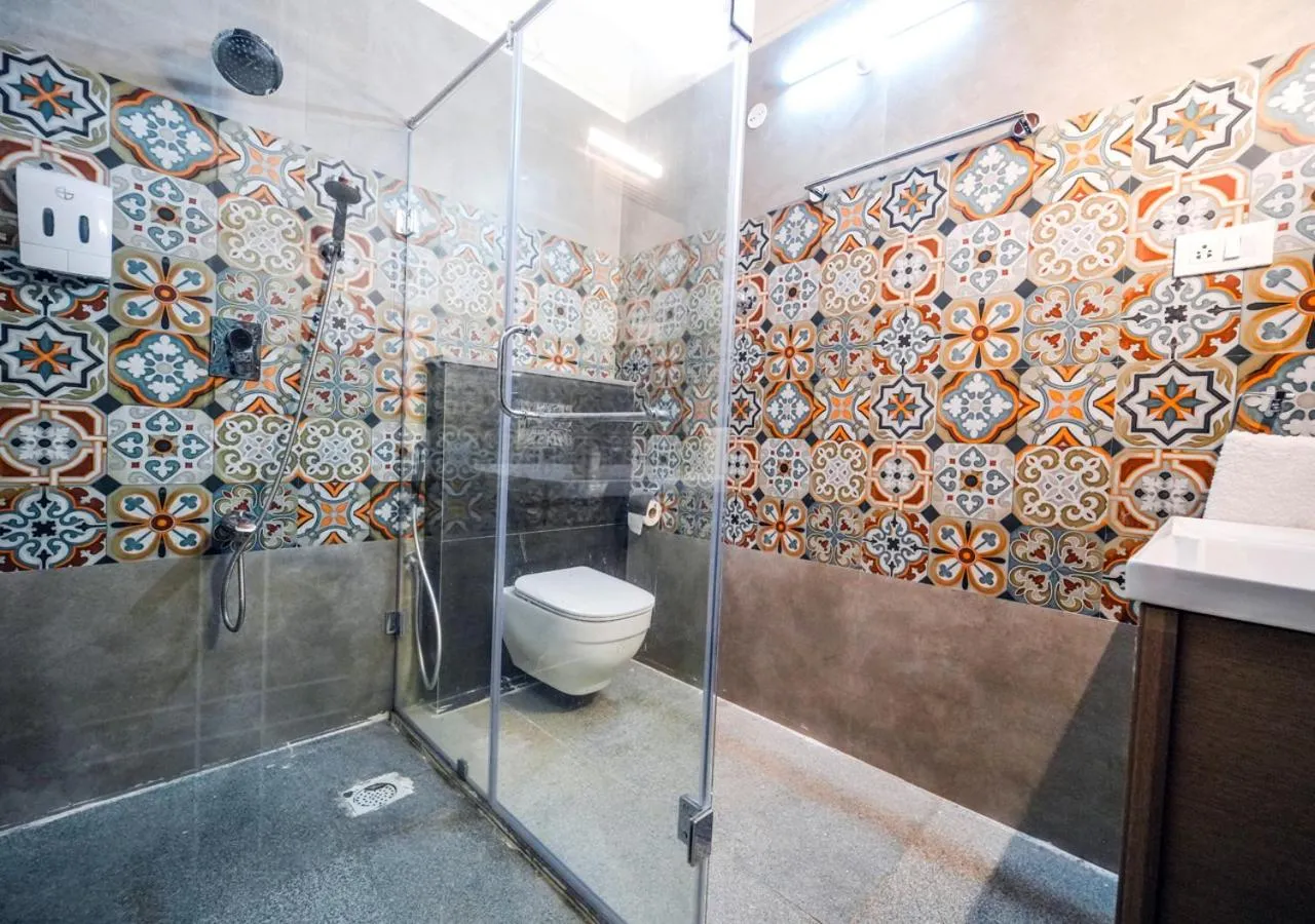 Shower in Lauriston Ooty Town Heritage Bungalow by VOYE HOMES