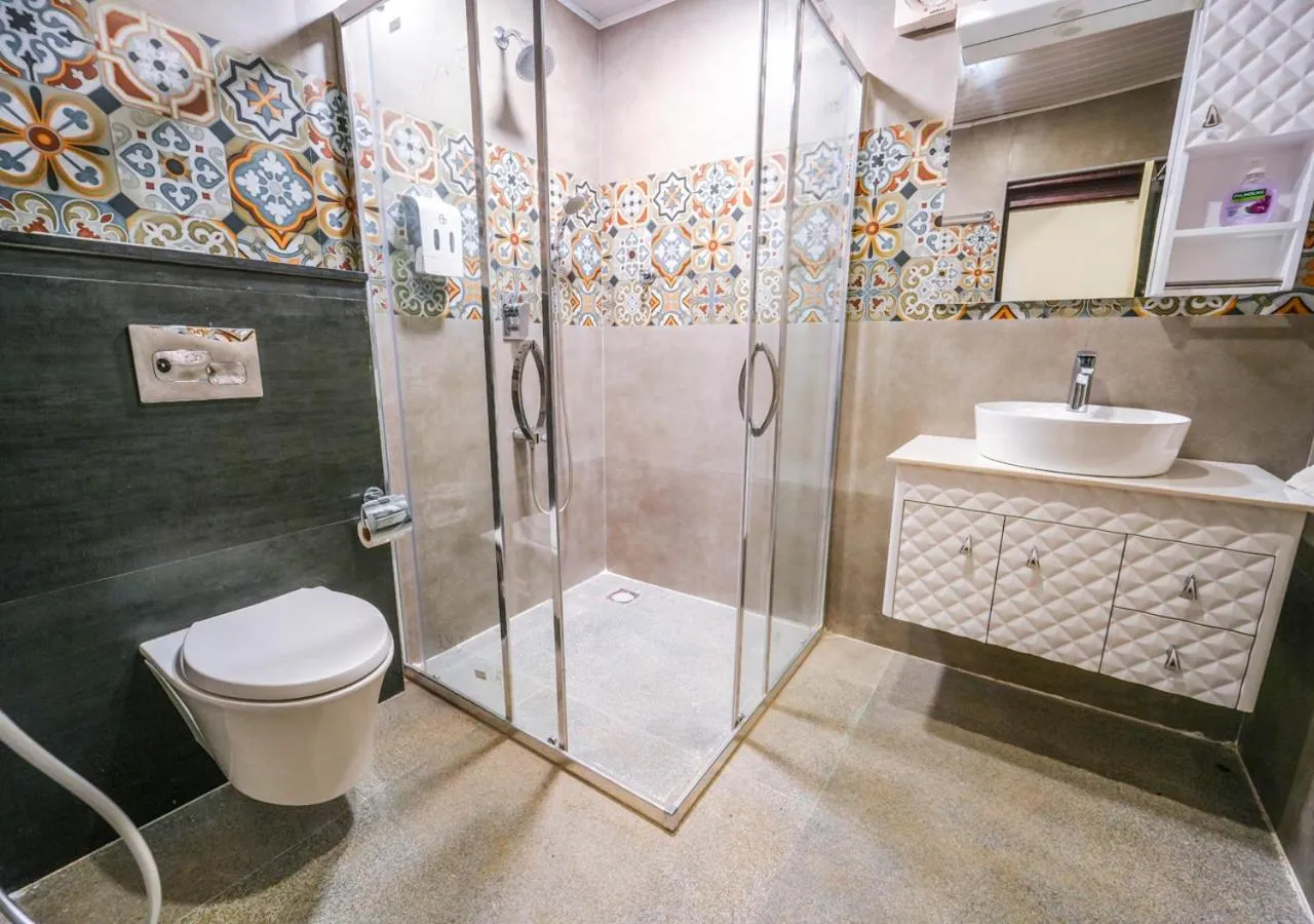 Shower in Lauriston Ooty Town Heritage Bungalow by VOYE HOMES