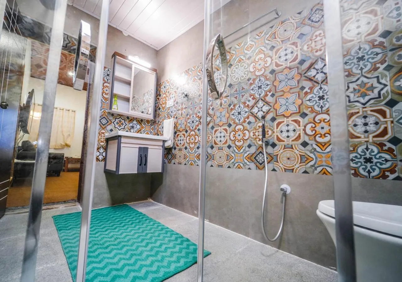 Shower in Lauriston Ooty Town Heritage Bungalow by VOYE HOMES