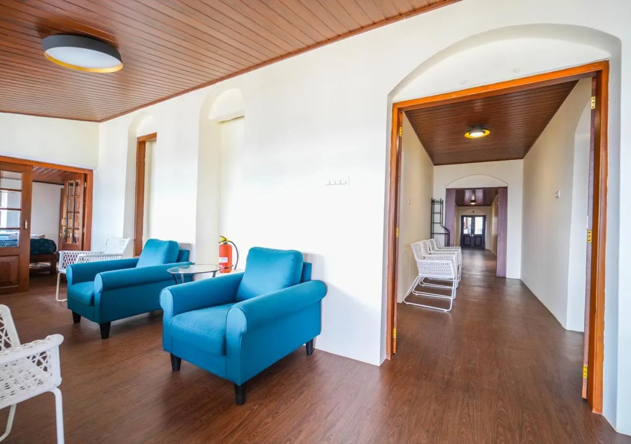 Living room in Lauriston Ooty Town Heritage Bungalow by VOYE HOMES