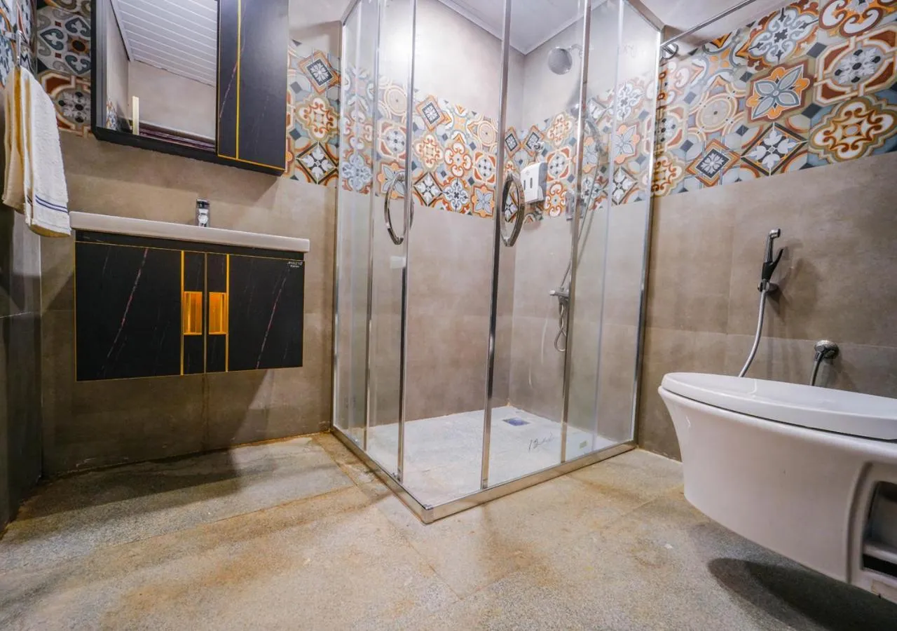 Shower in Lauriston Ooty Town Heritage Bungalow by VOYE HOMES