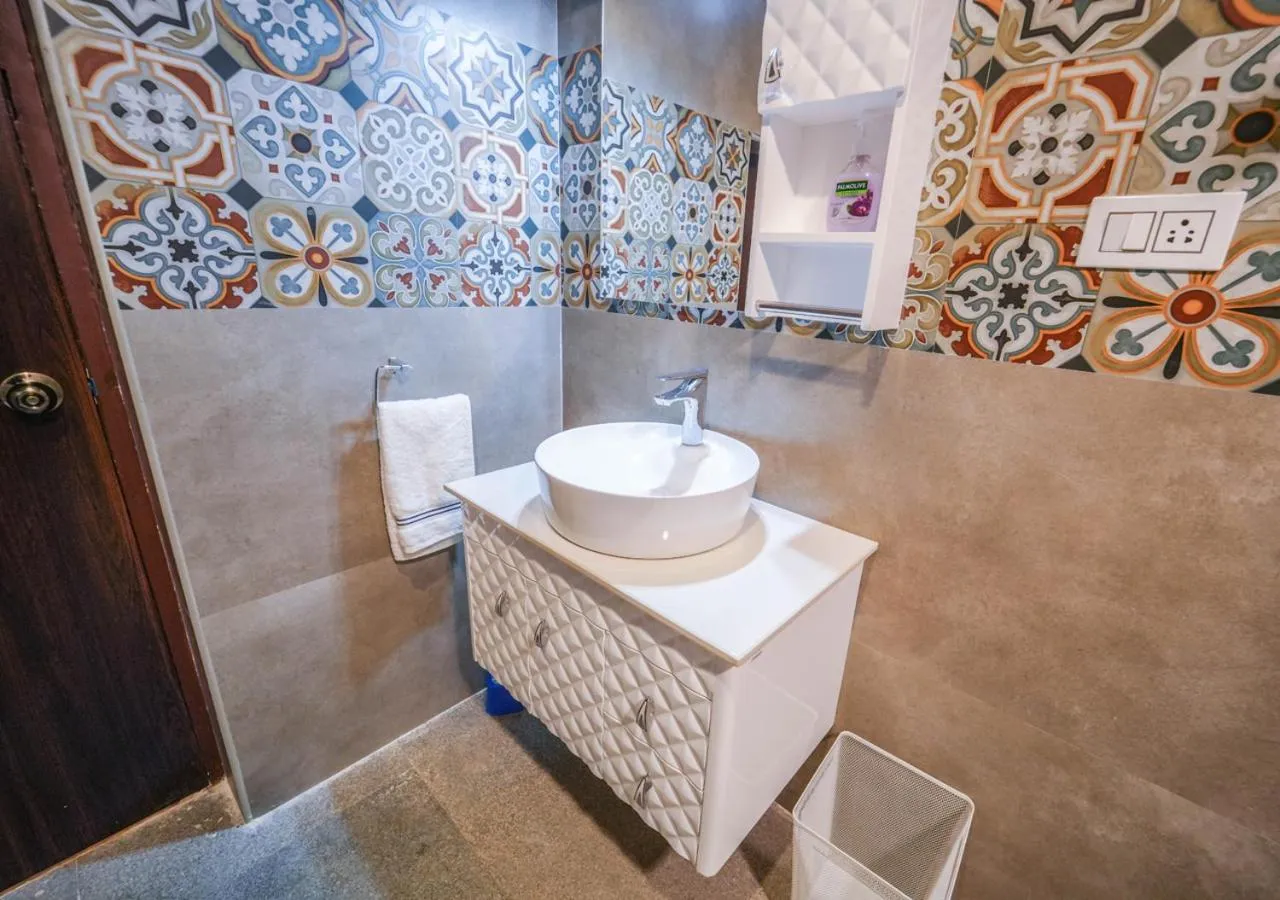 Bathroom in Lauriston Ooty Town Heritage Bungalow by VOYE HOMES