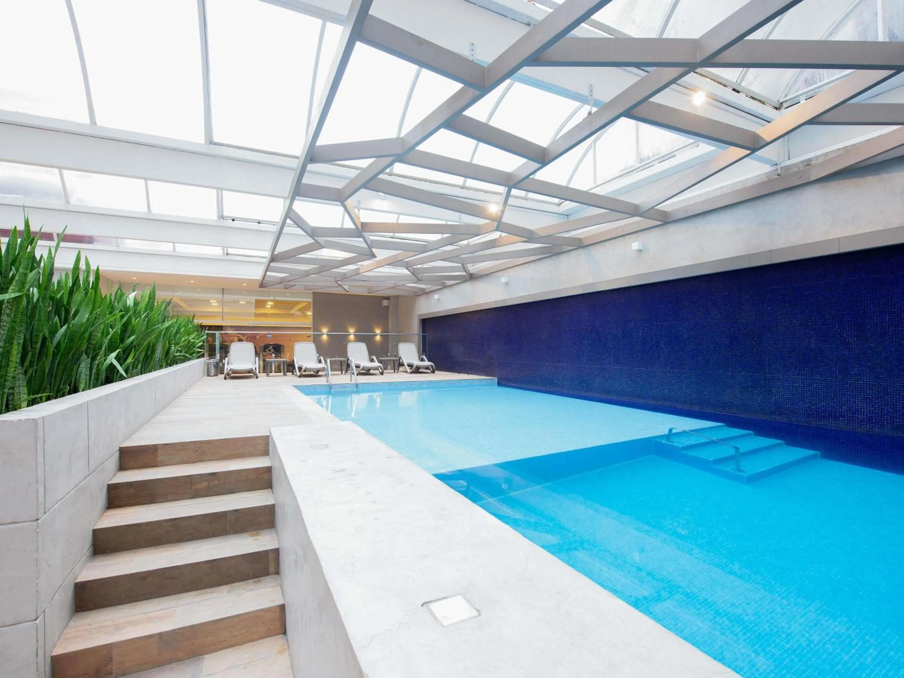 Pool view in Mercure Curitiba Batel