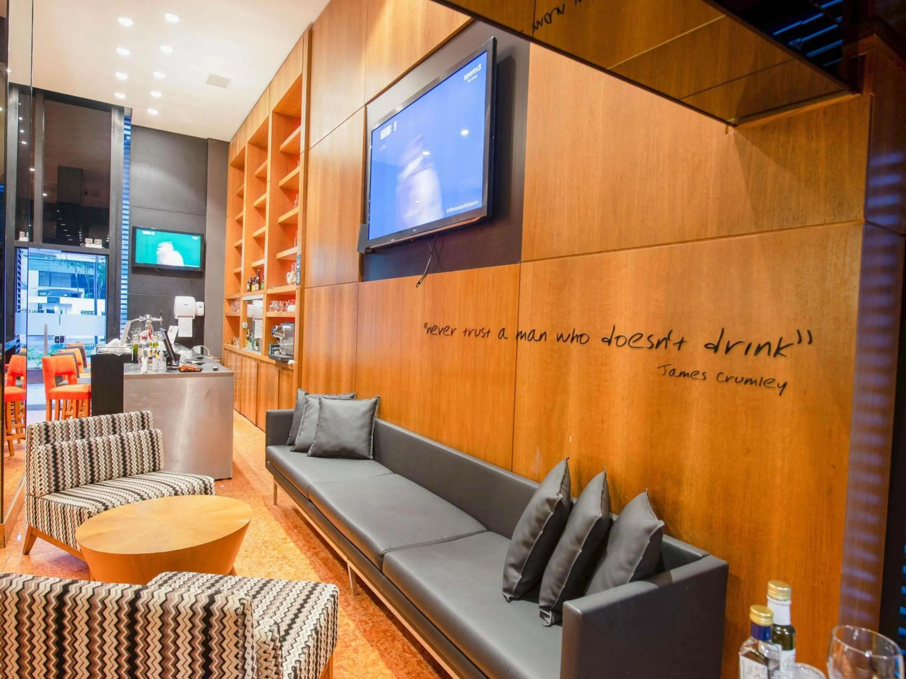 Lounge or bar in Mercure Curitiba Batel