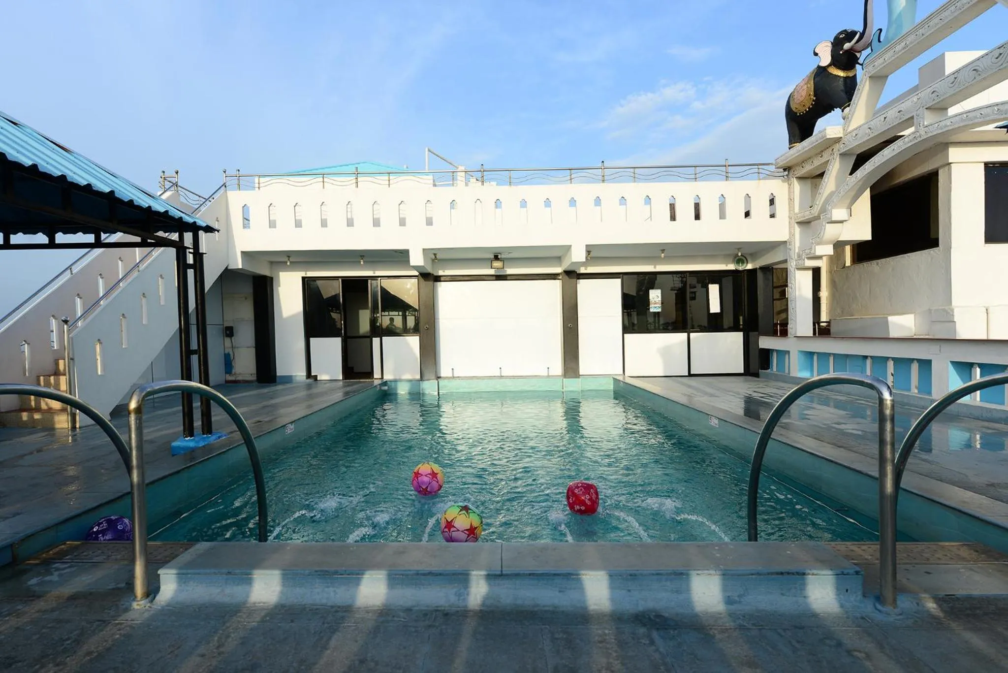 Pool view in Hotel Tri Sea