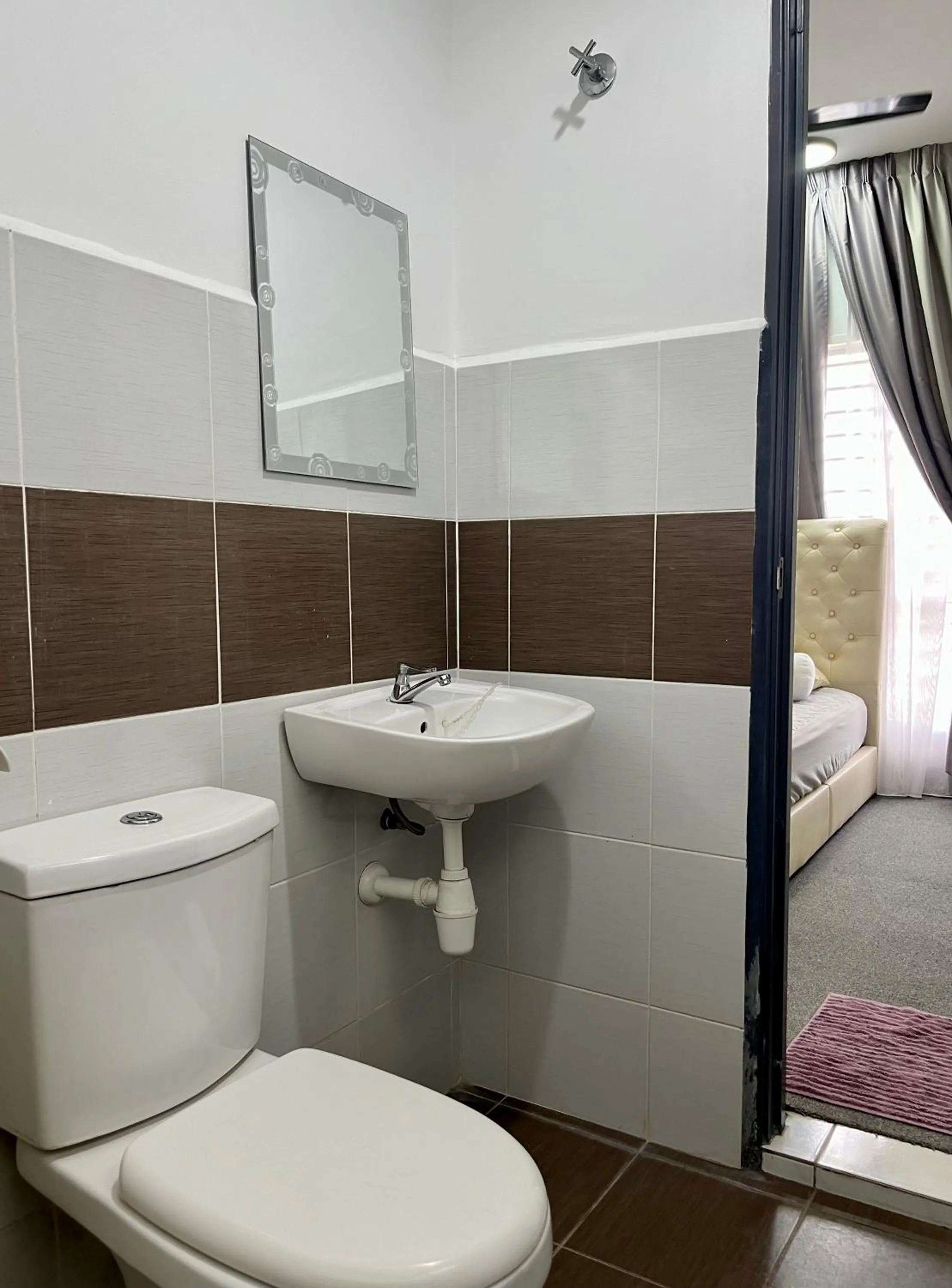 Toilet in The Comfy Stay