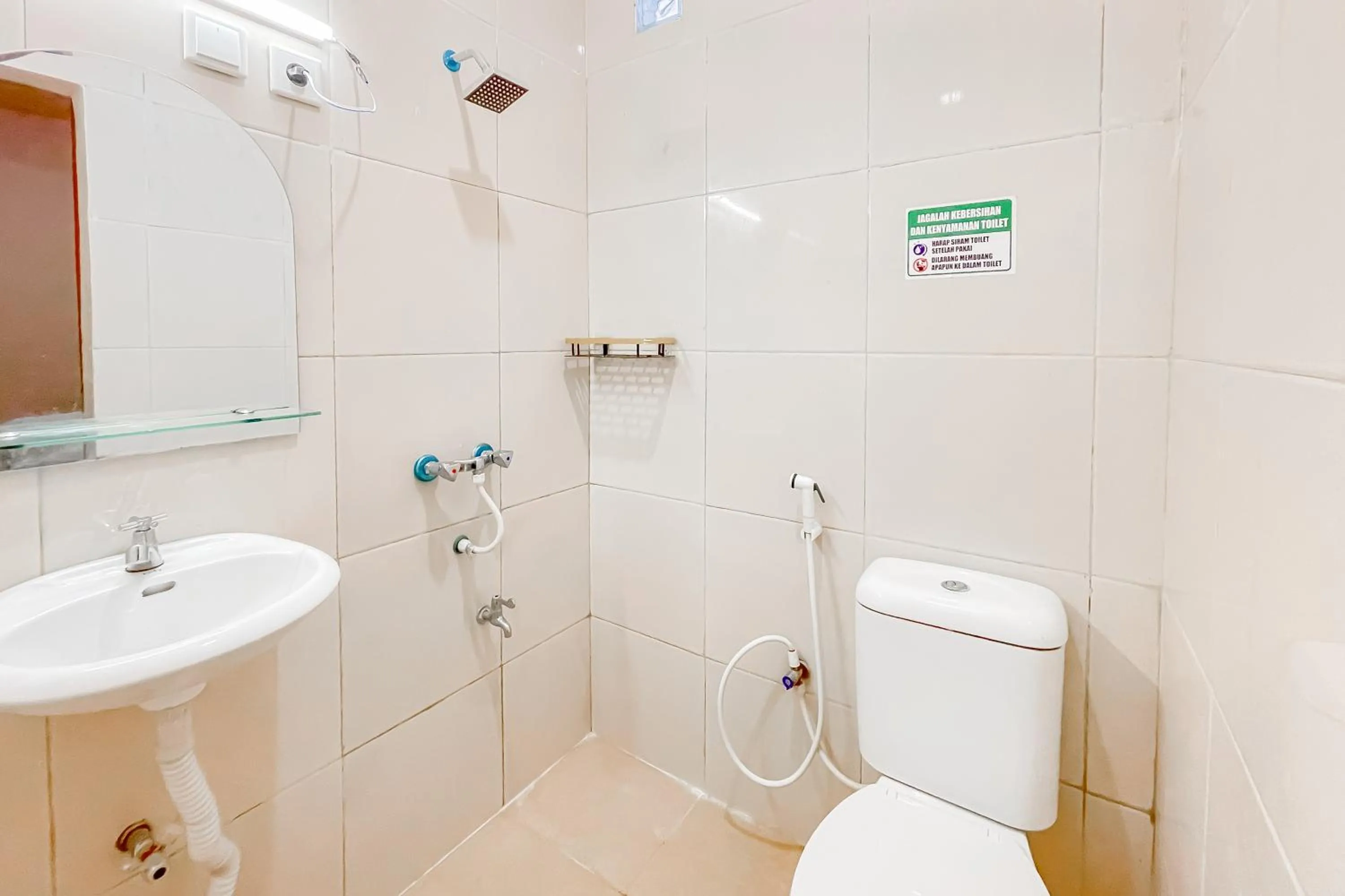 Bathroom in Urbanview Hotel Sany Cirebon