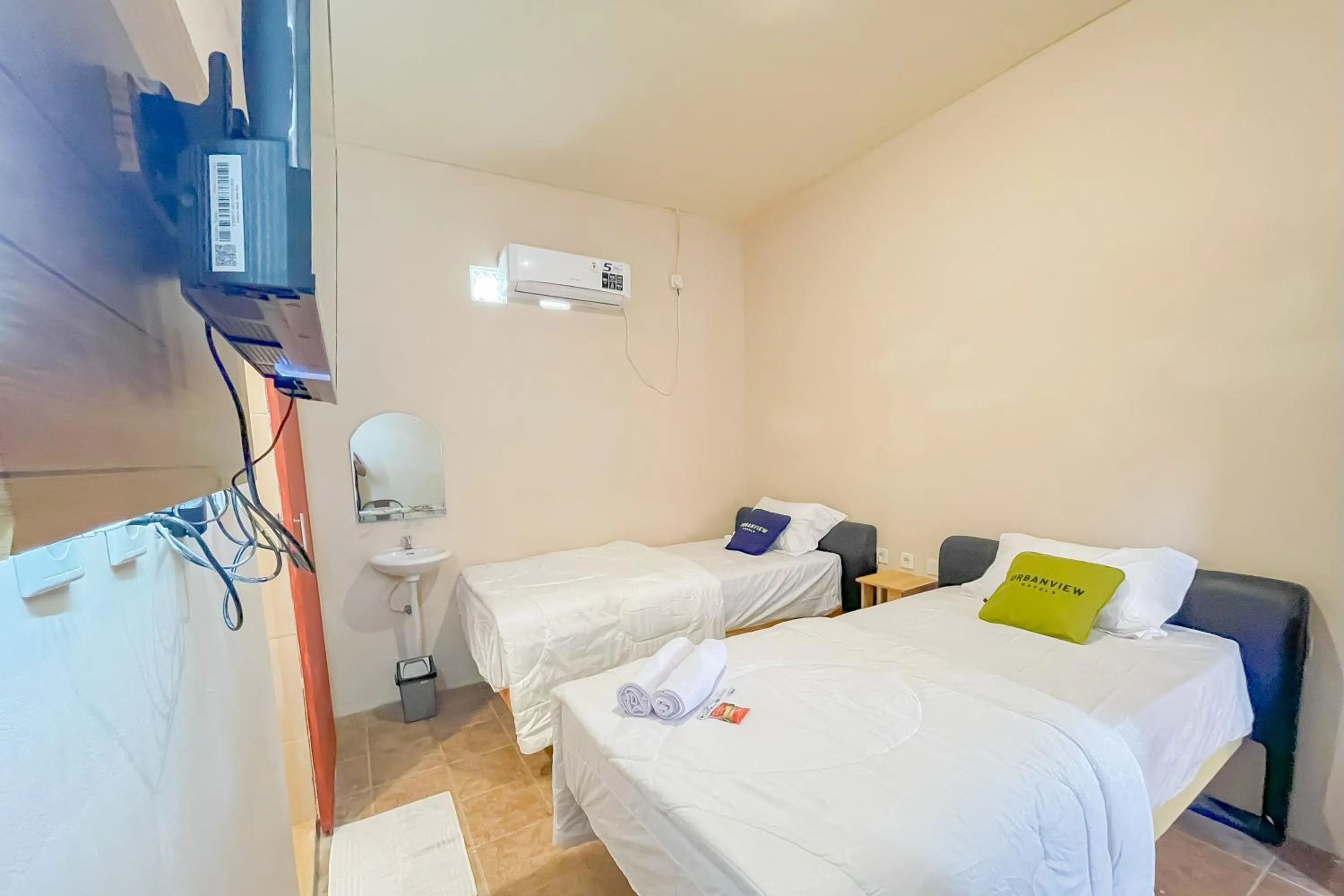 Bedroom, Bed in Urbanview Hotel Sany Cirebon