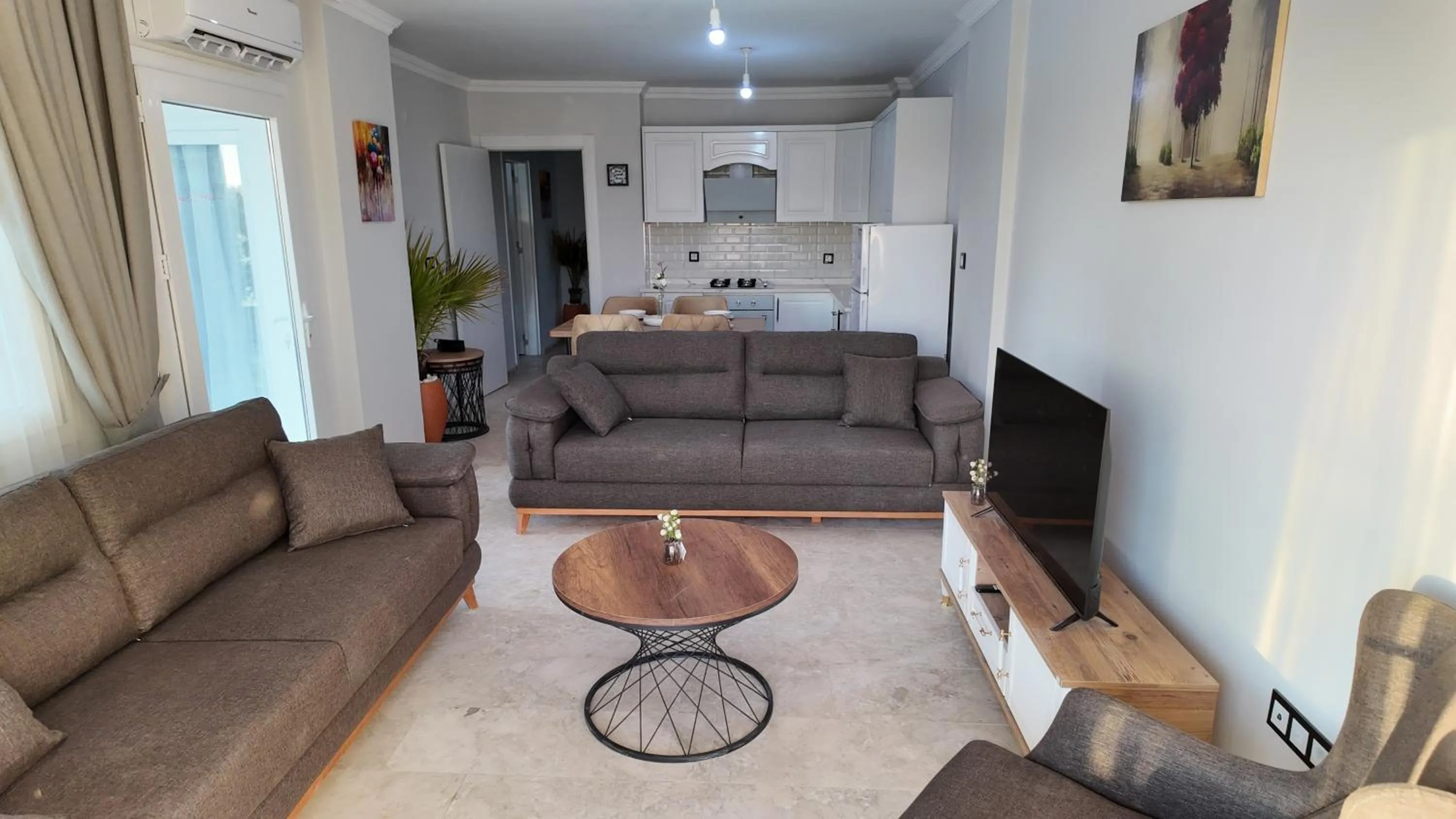 Communal lounge/ TV room in White Bay Resort