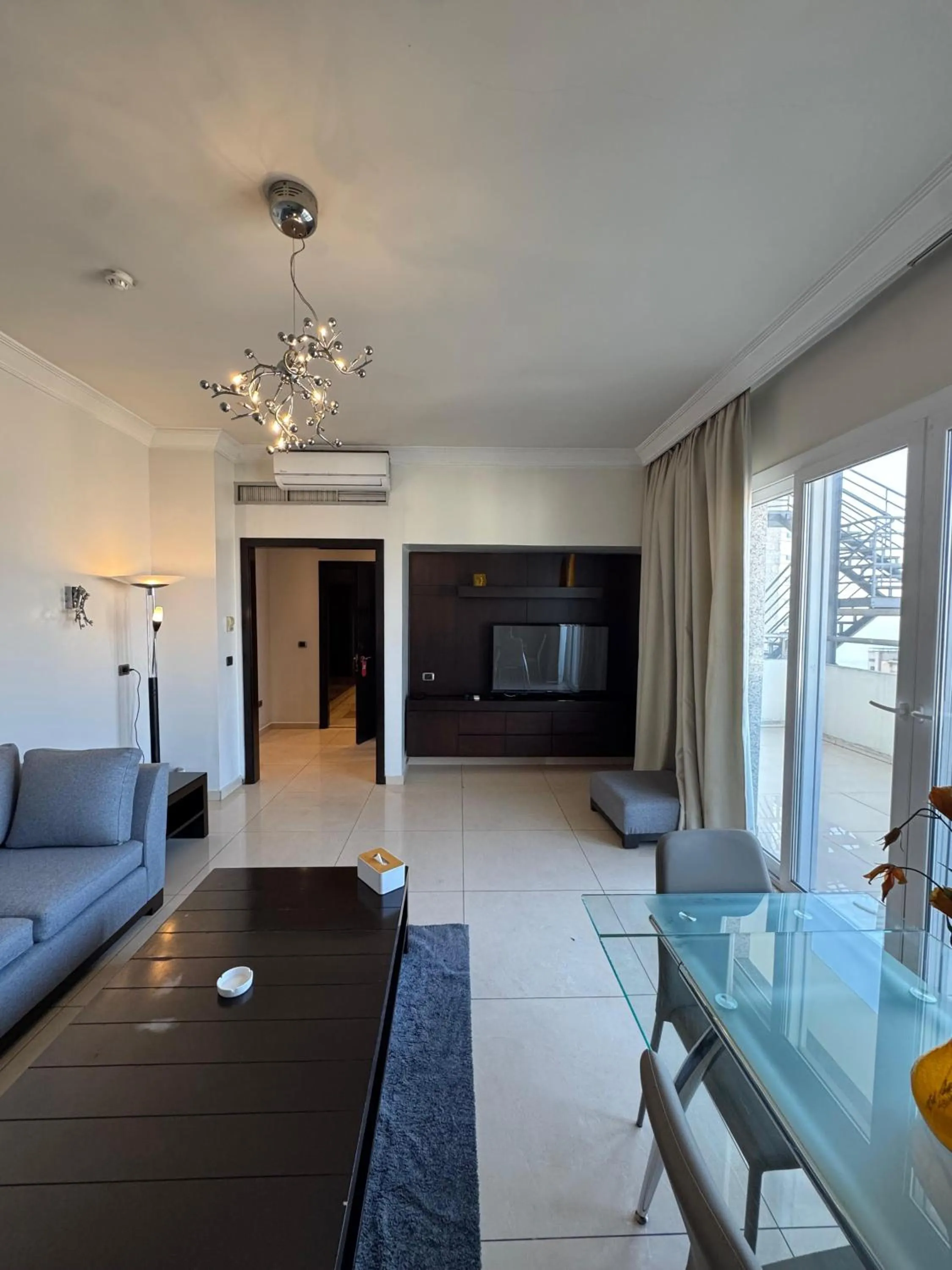 Communal lounge/ TV room in Ny Suites