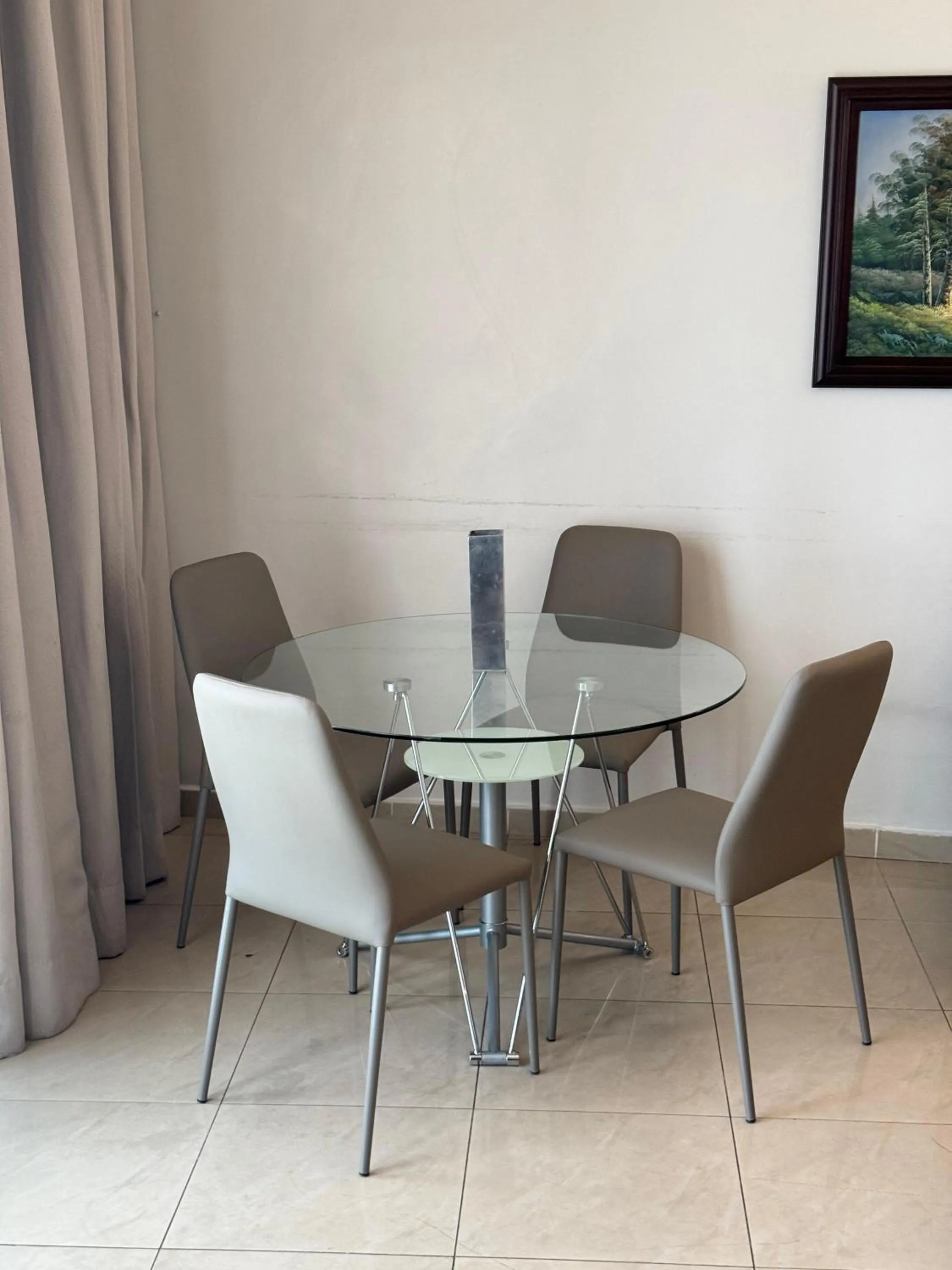 Dining area in Ny Suites