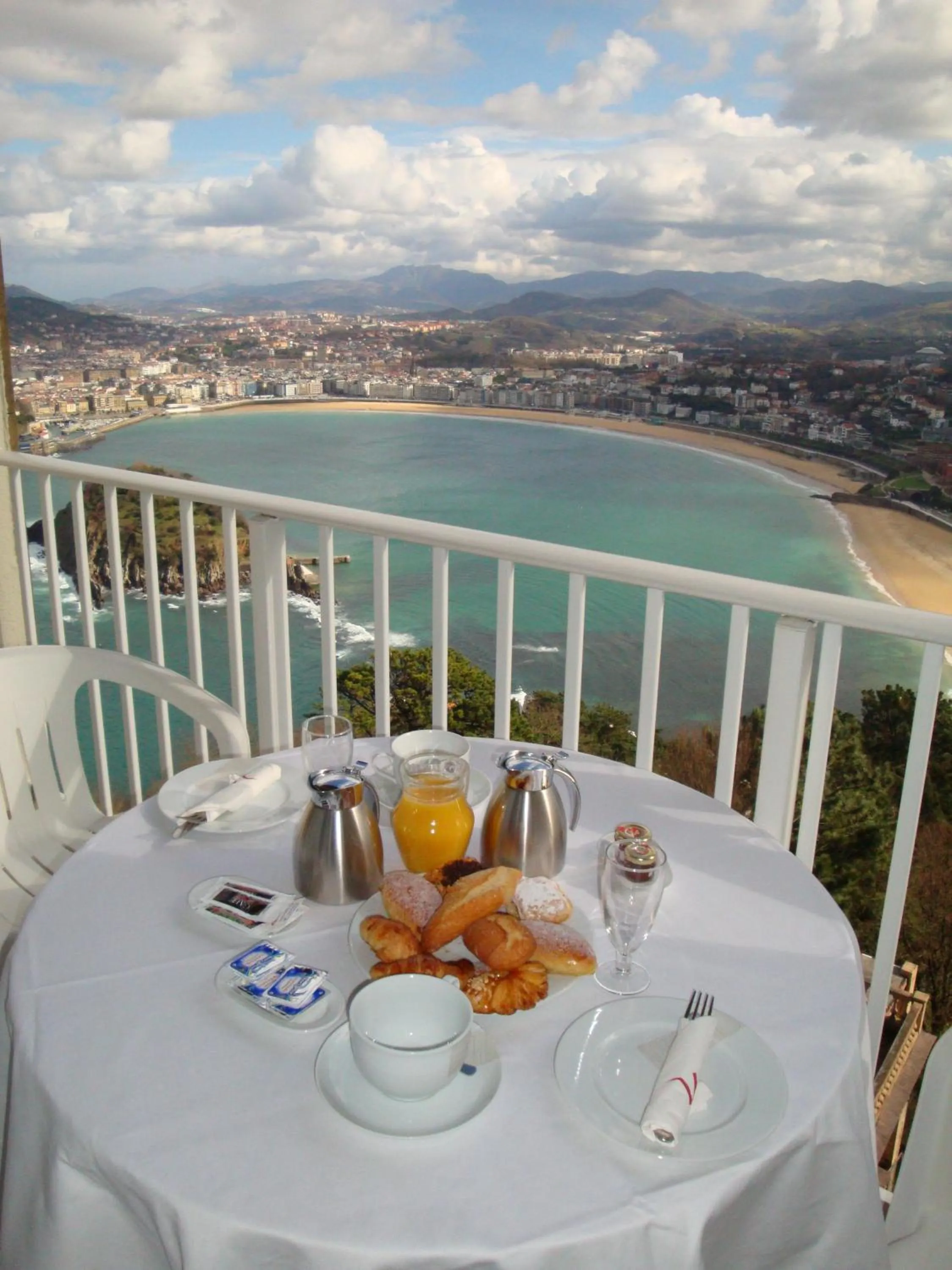 Restaurant/places to eat in Mercure Monte Igueldo