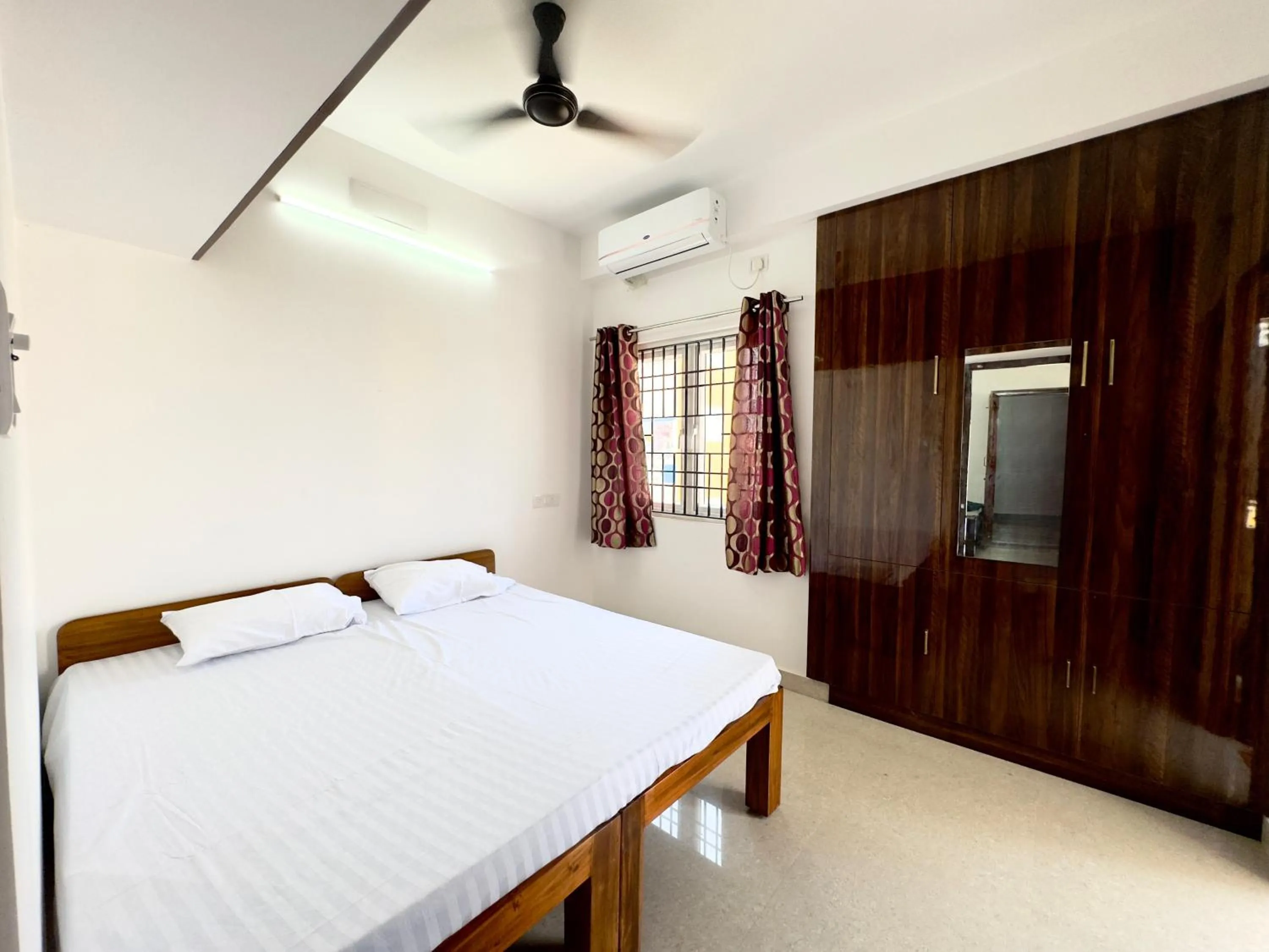 Bed in Sishya Hotels & Service Apartment Thoraipakkam, Chennai OMR, IT Expressway