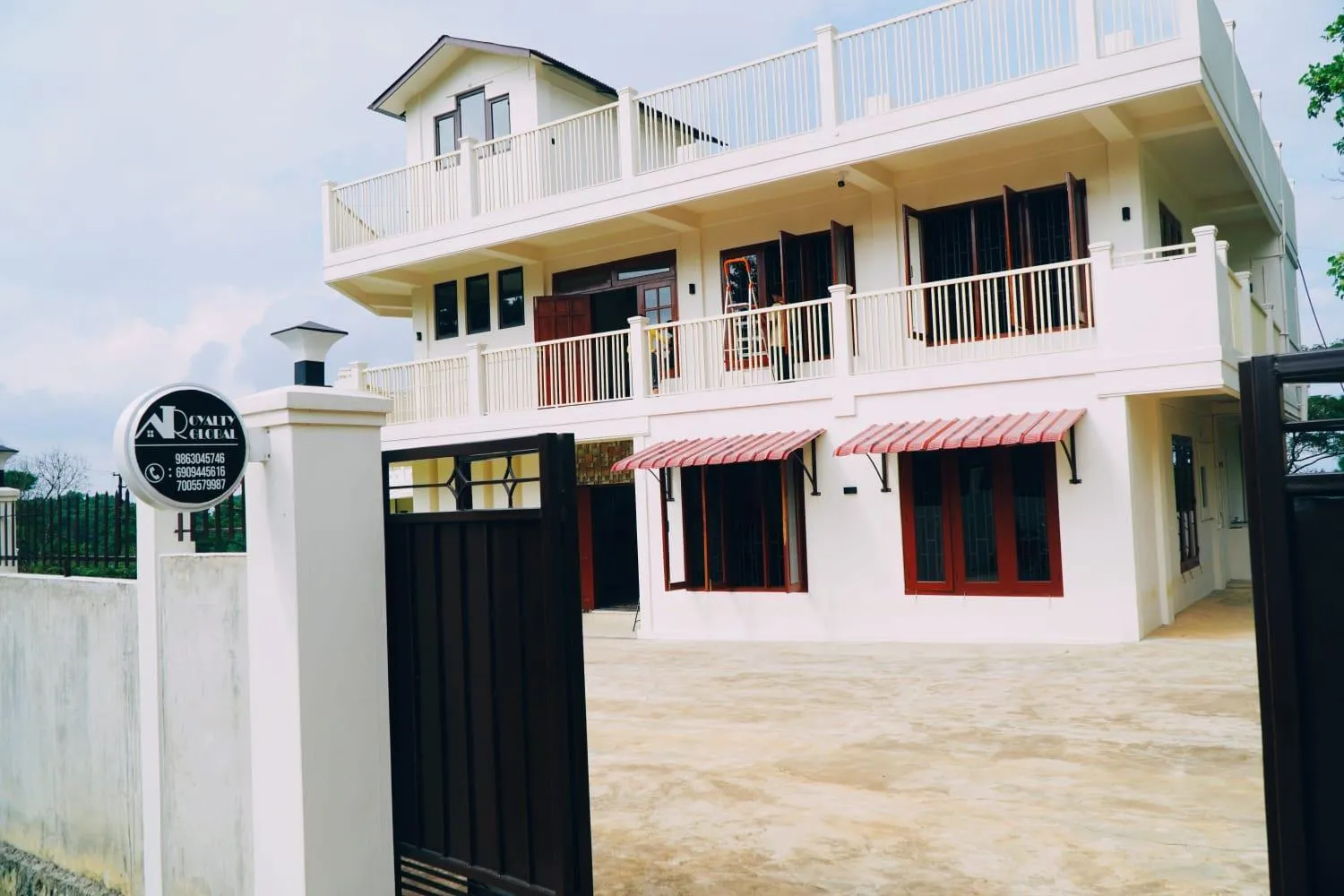 Facade/entrance in ROYALTY GLOBAL HOMESTAY